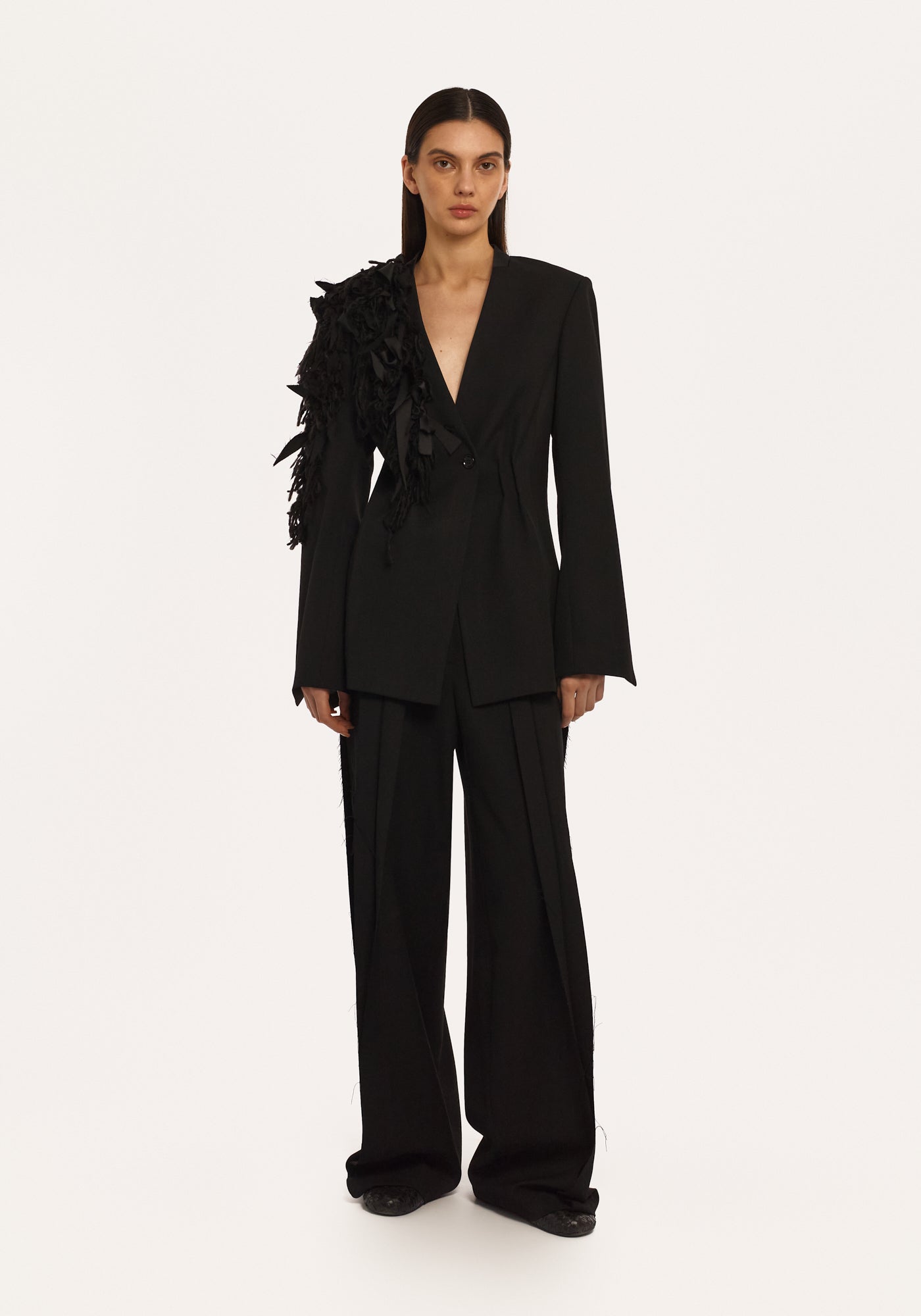 Чорний жакет з крафтовою вишивкою