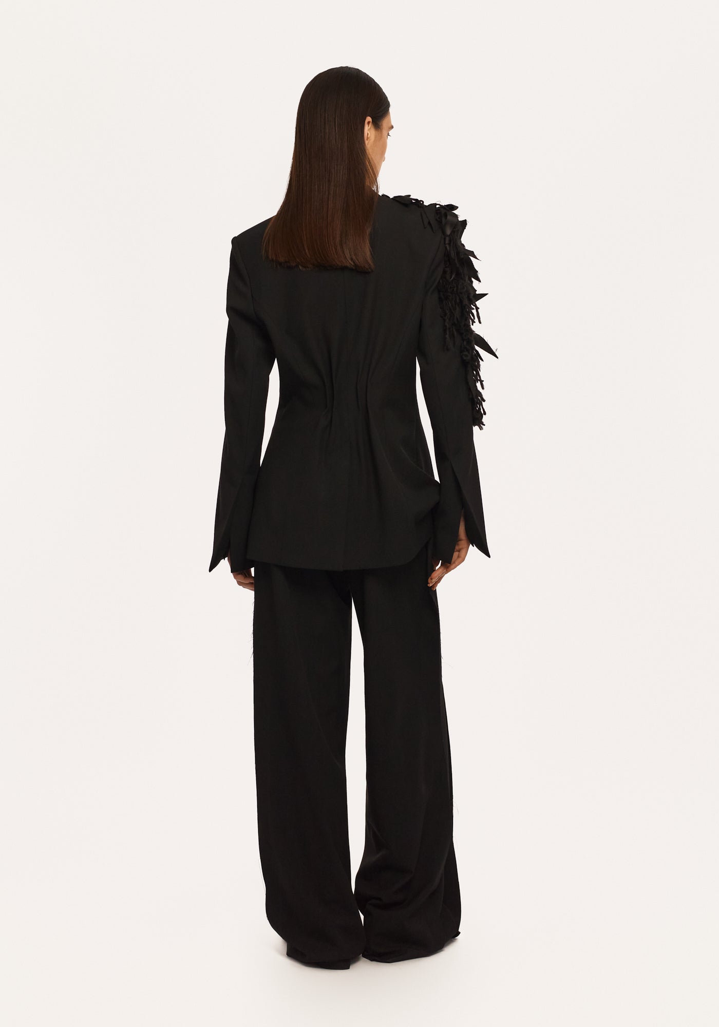 Чорний жакет з крафтовою вишивкою