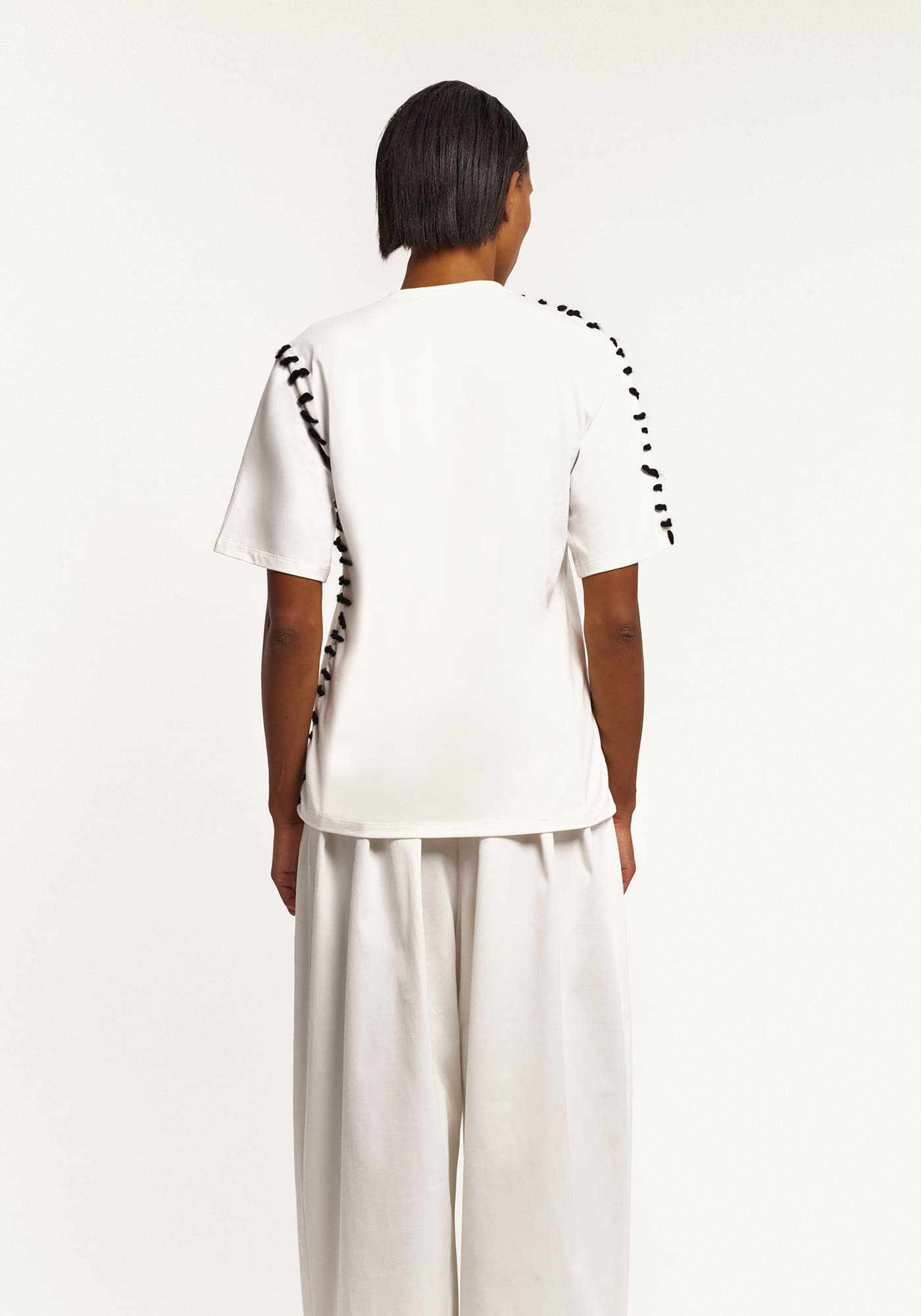 Біла футболка зі швами