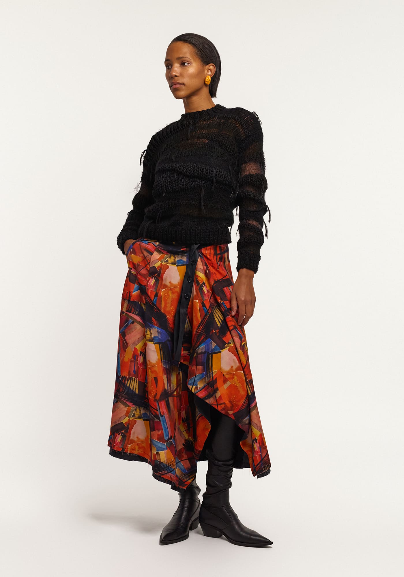 Чорний в'язаний светр