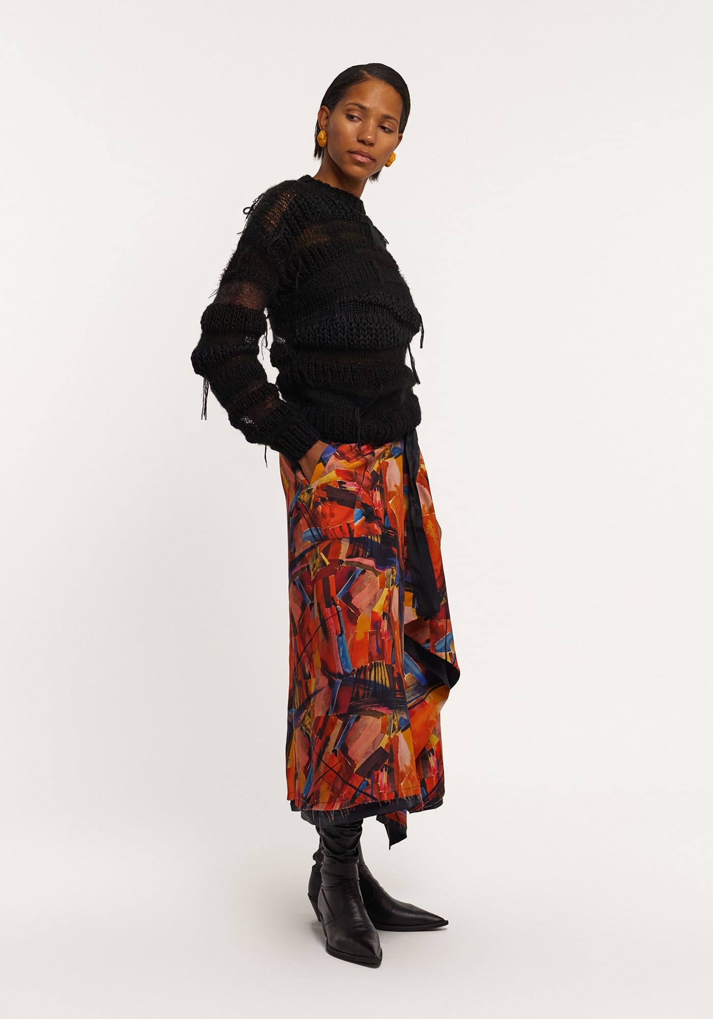 Чорний в'язаний светр