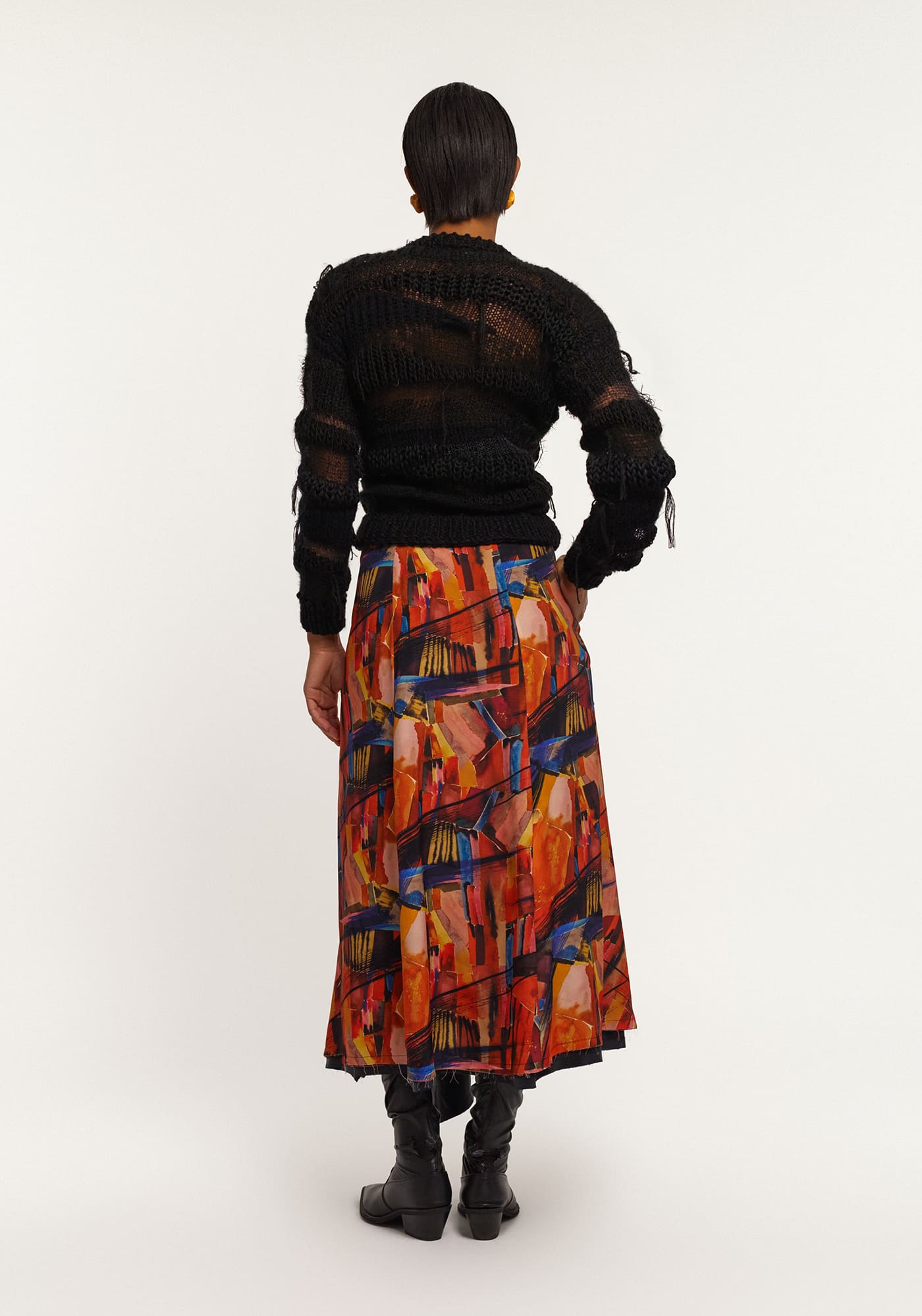 Чорний в'язаний светр