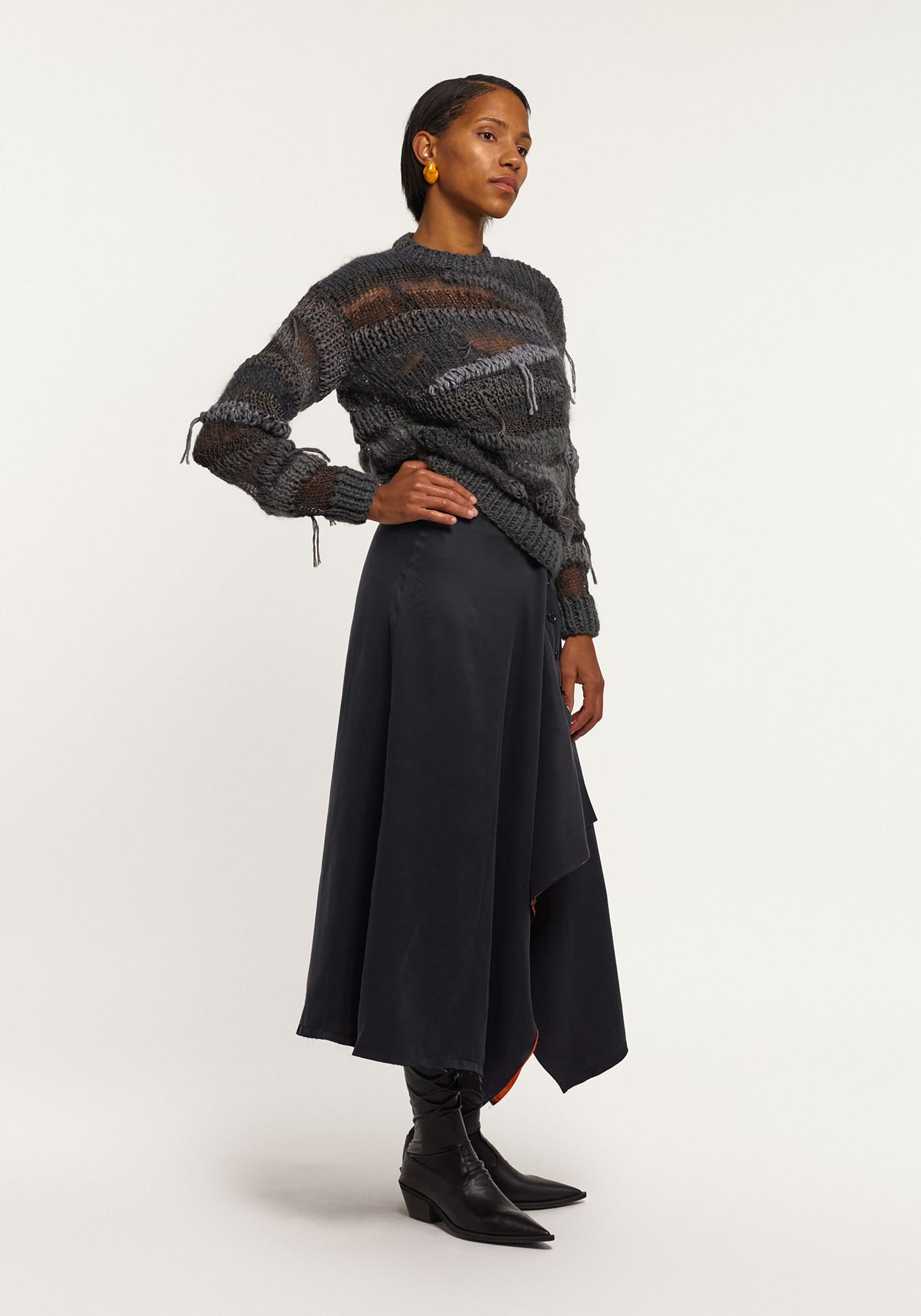 Сірий в'язаний светр