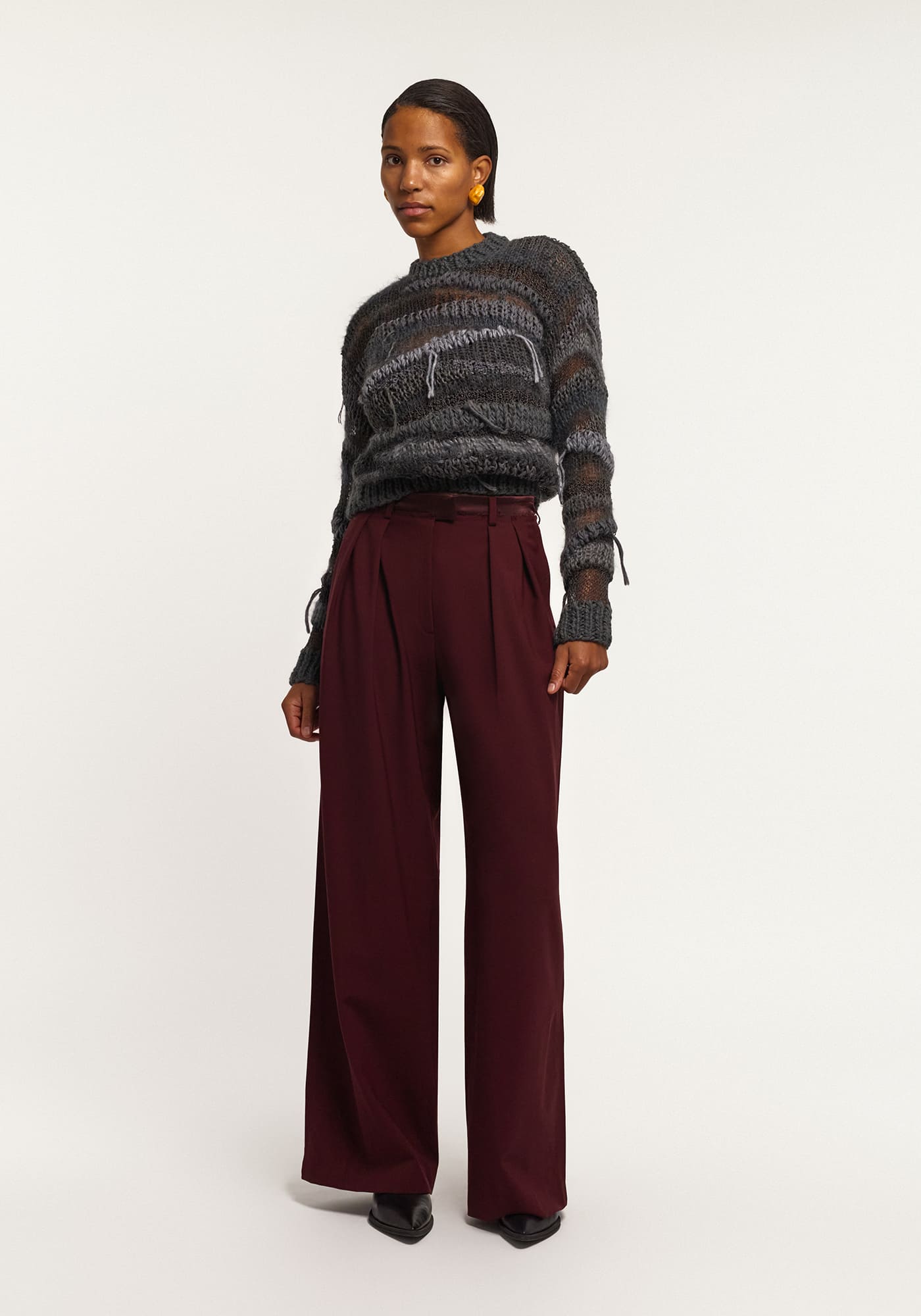 Сірий в'язаний светр