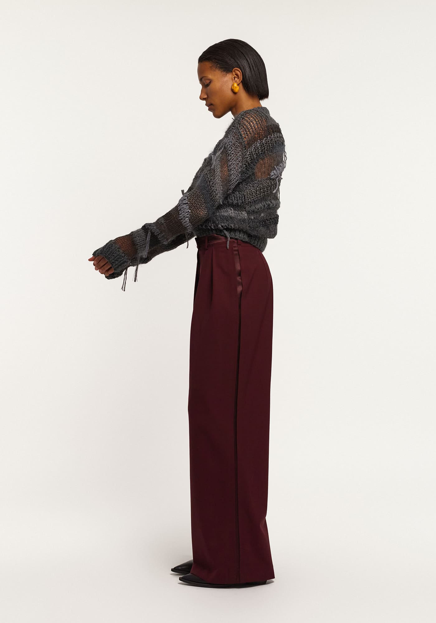 Сірий в'язаний светр