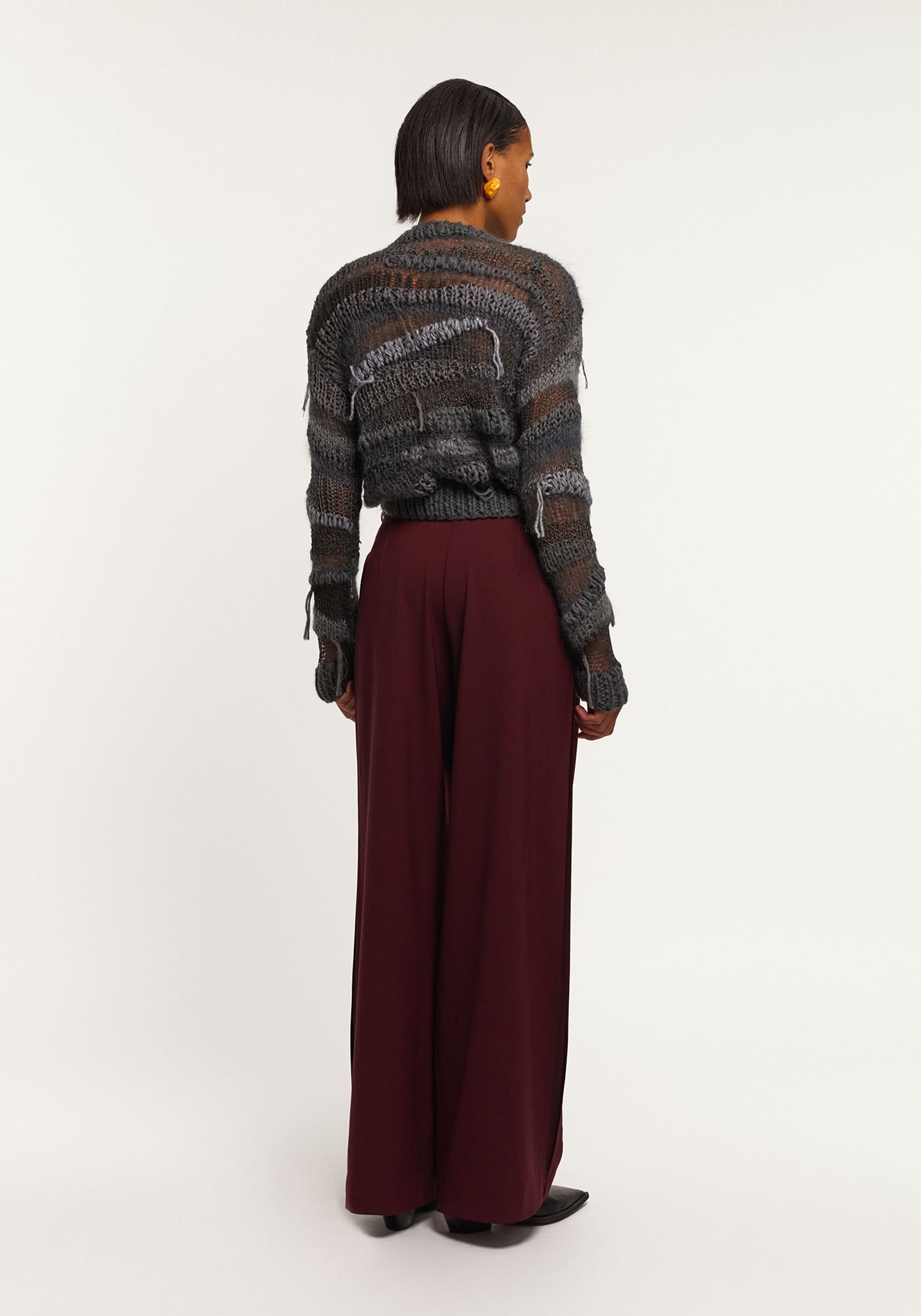 Сірий в'язаний светр