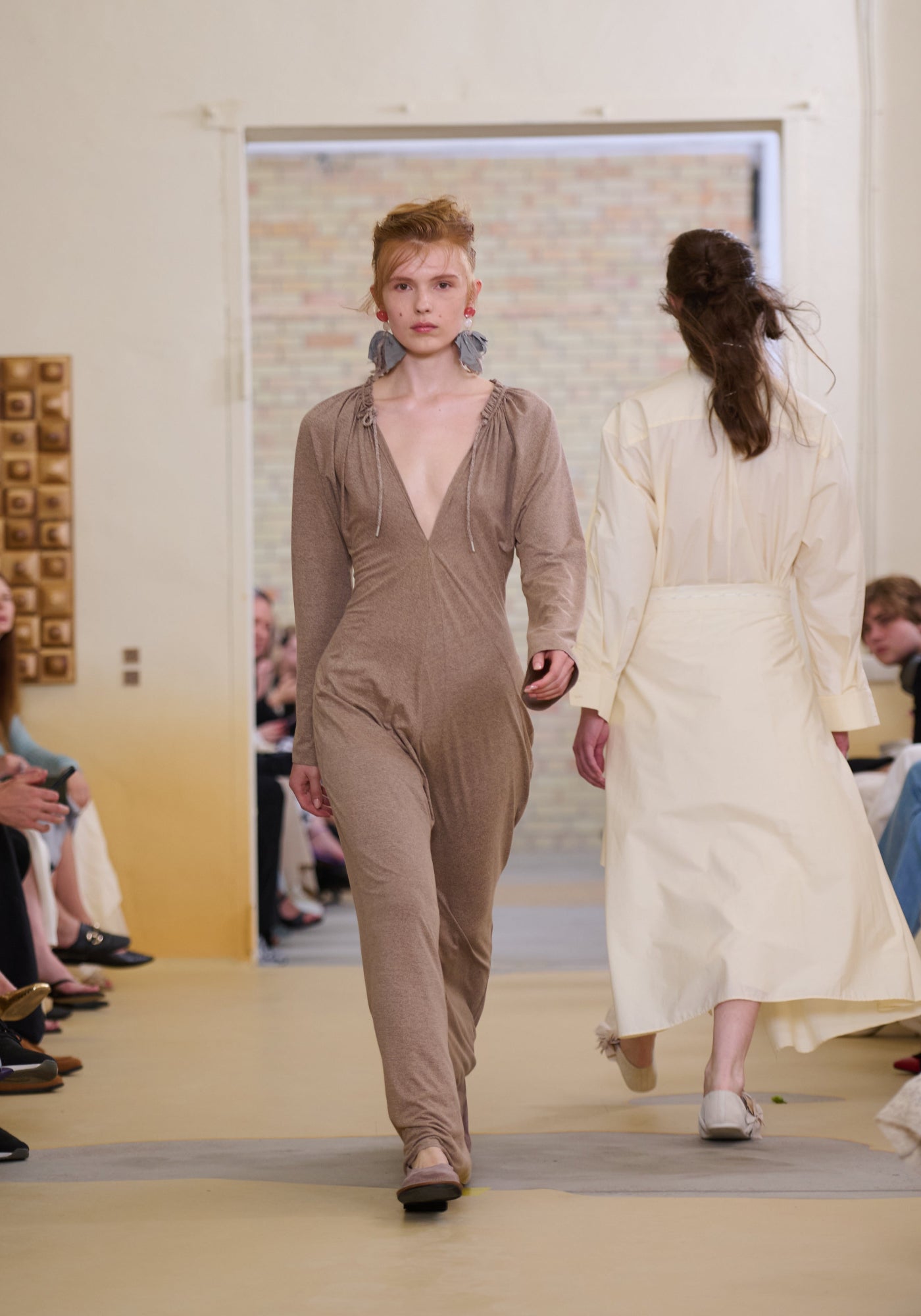 Трикотажна капучино сукня на затяжці