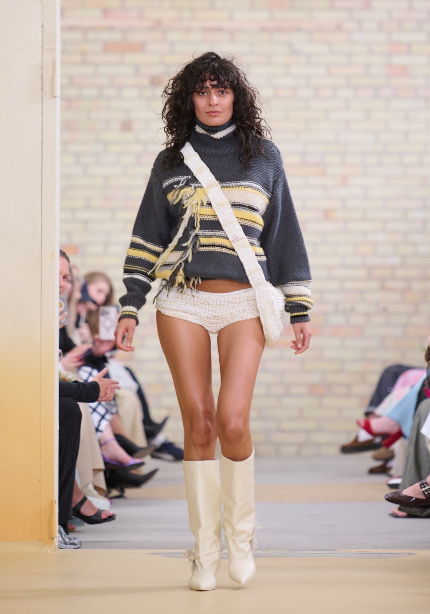 Светр сірий в смужку