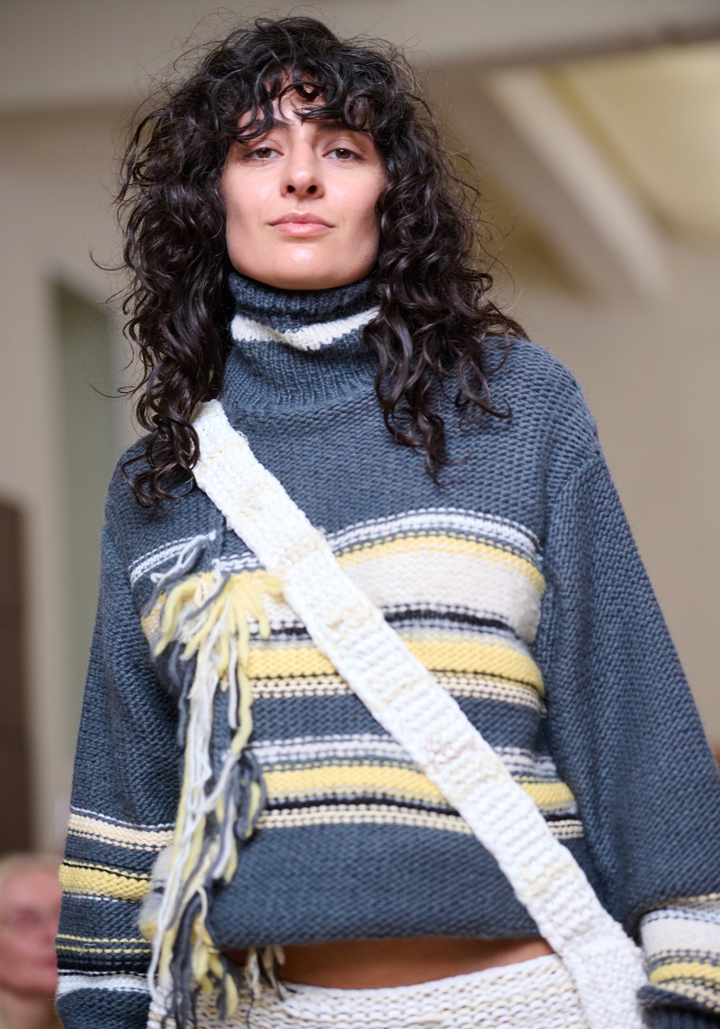 Светр сірий в смужку