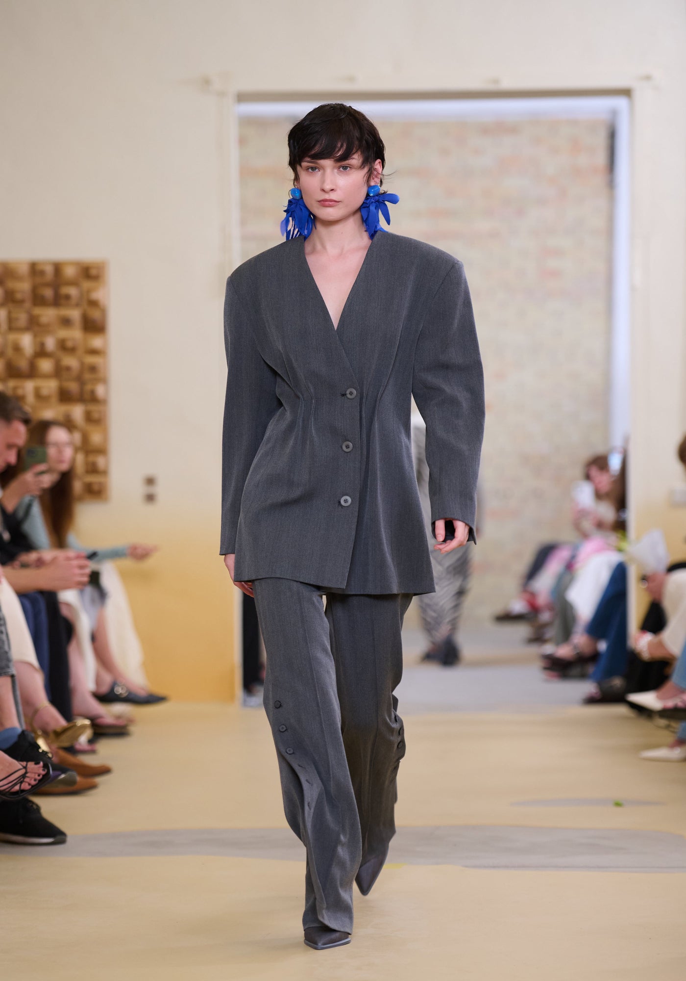 Темно-сірі брюки кльош з розрізами