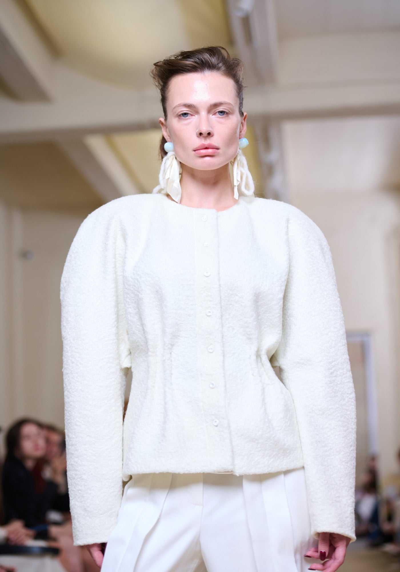 Білий трикотажний жакет