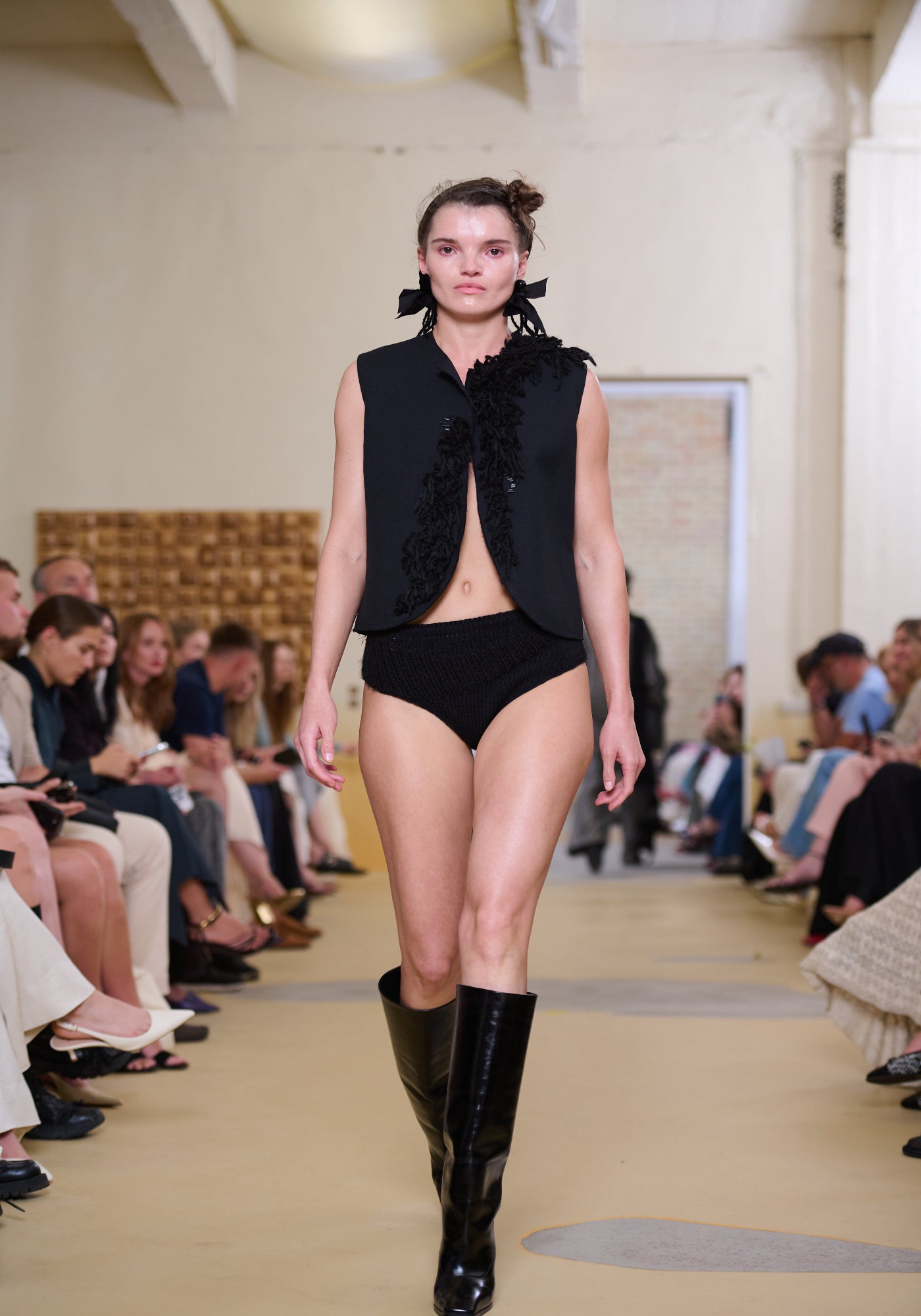 Жилет чорний з вишивкою