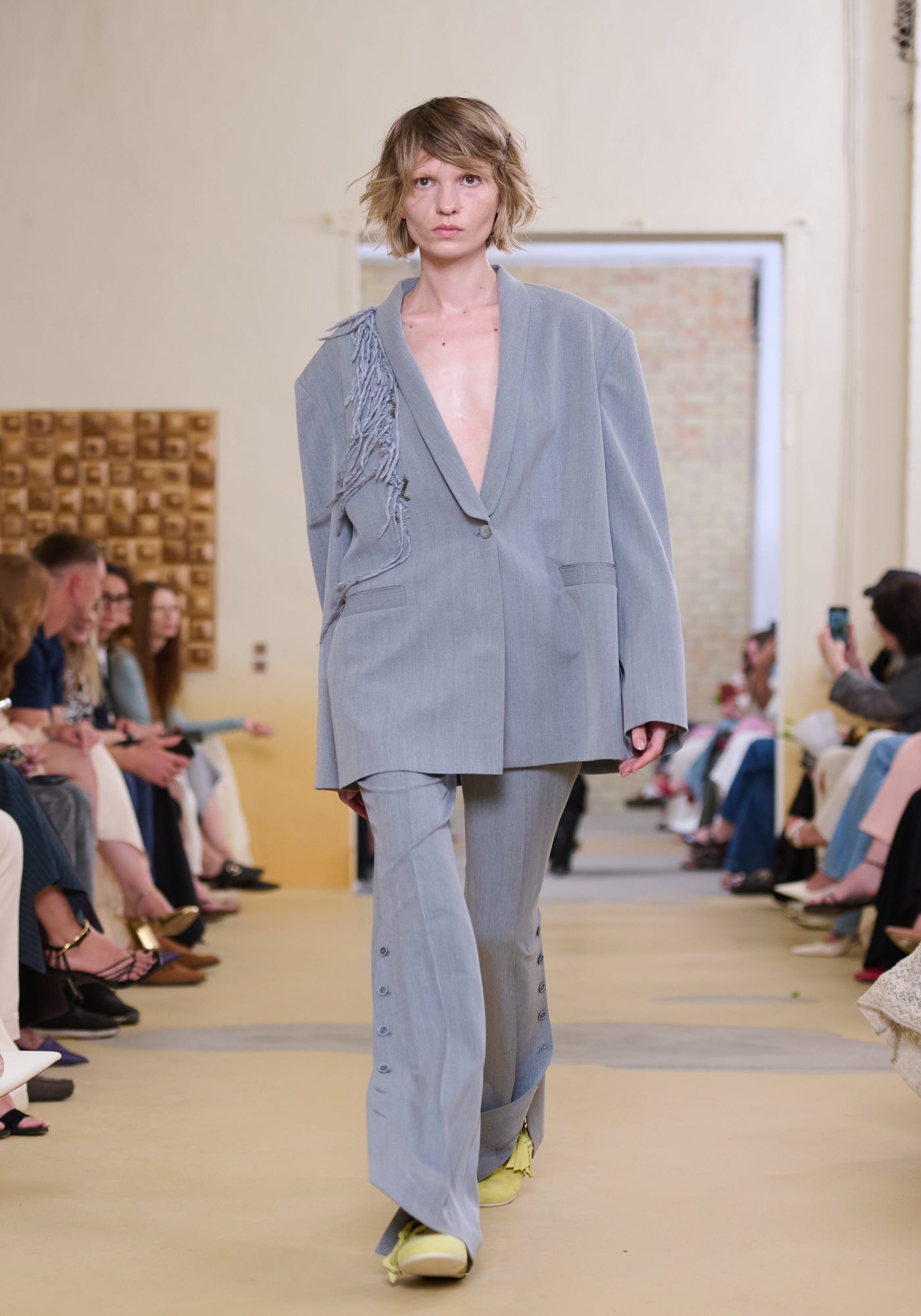 Жакет сірий з вишивкою