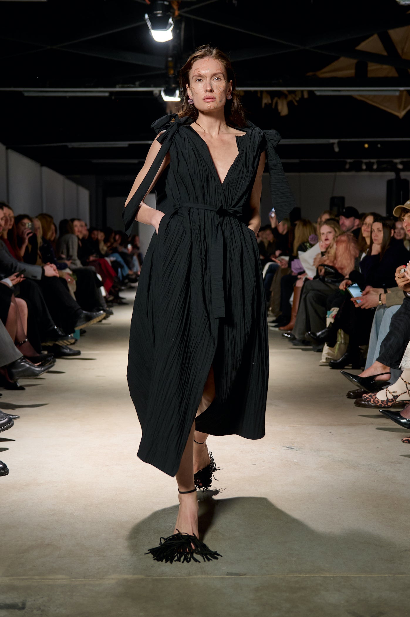 Чорна креш сукня-кейп