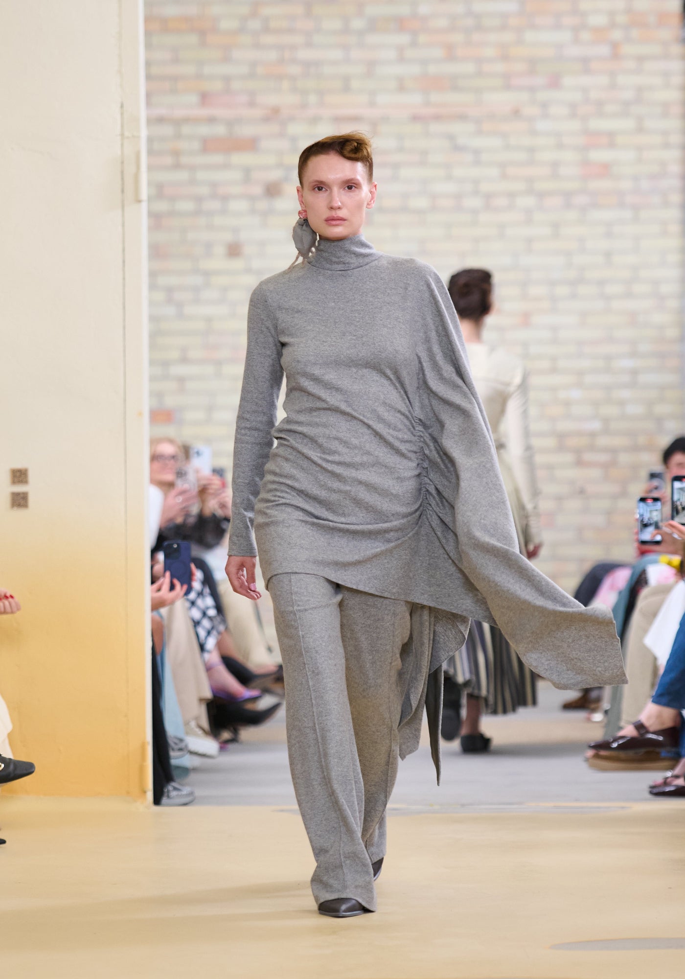 Сіра міні-сукня-джемпер з вовни і шовку