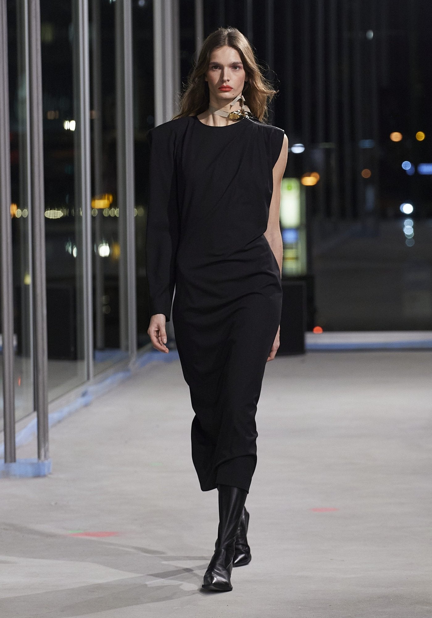 Асиметрична сукня