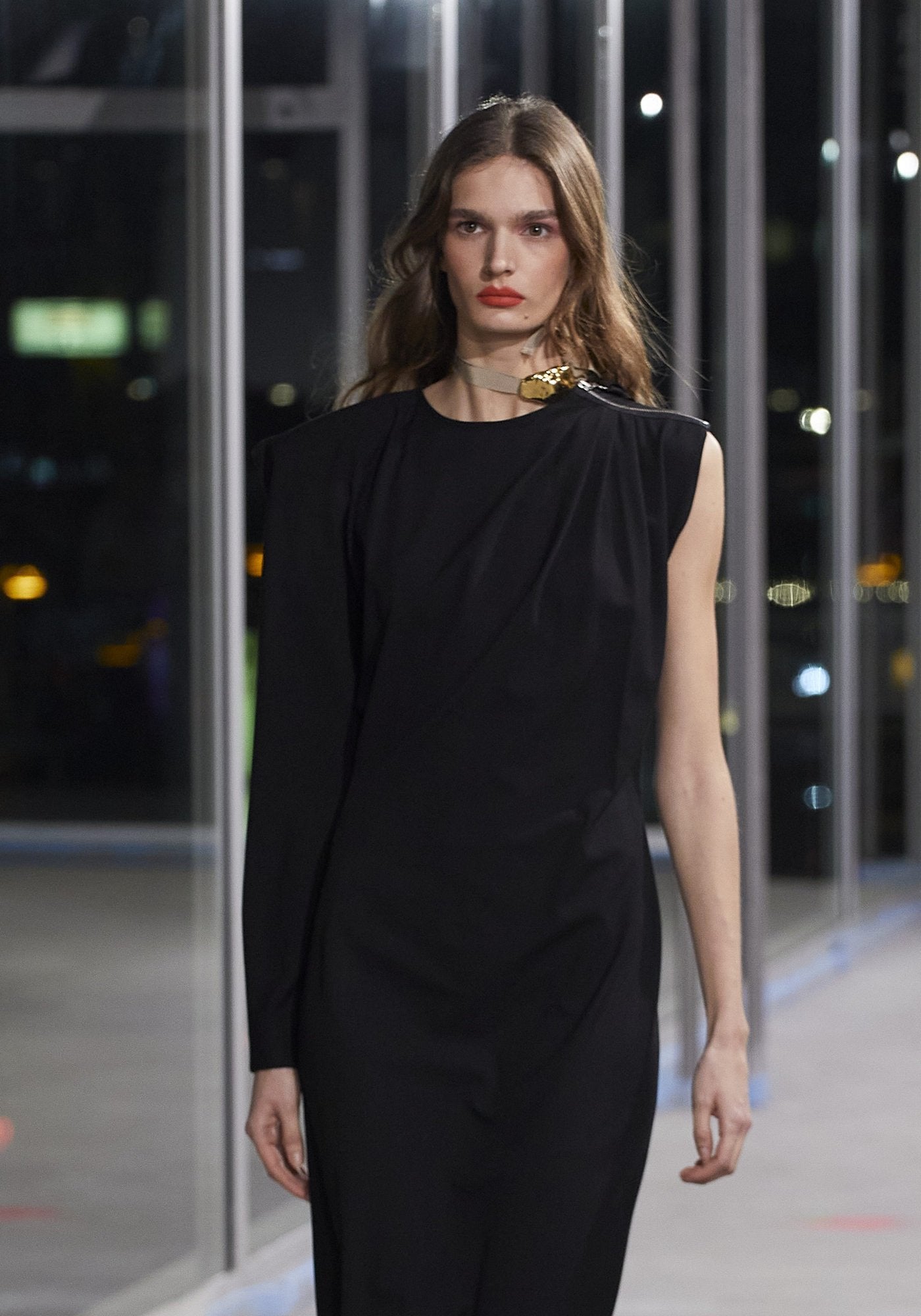 Асиметрична сукня