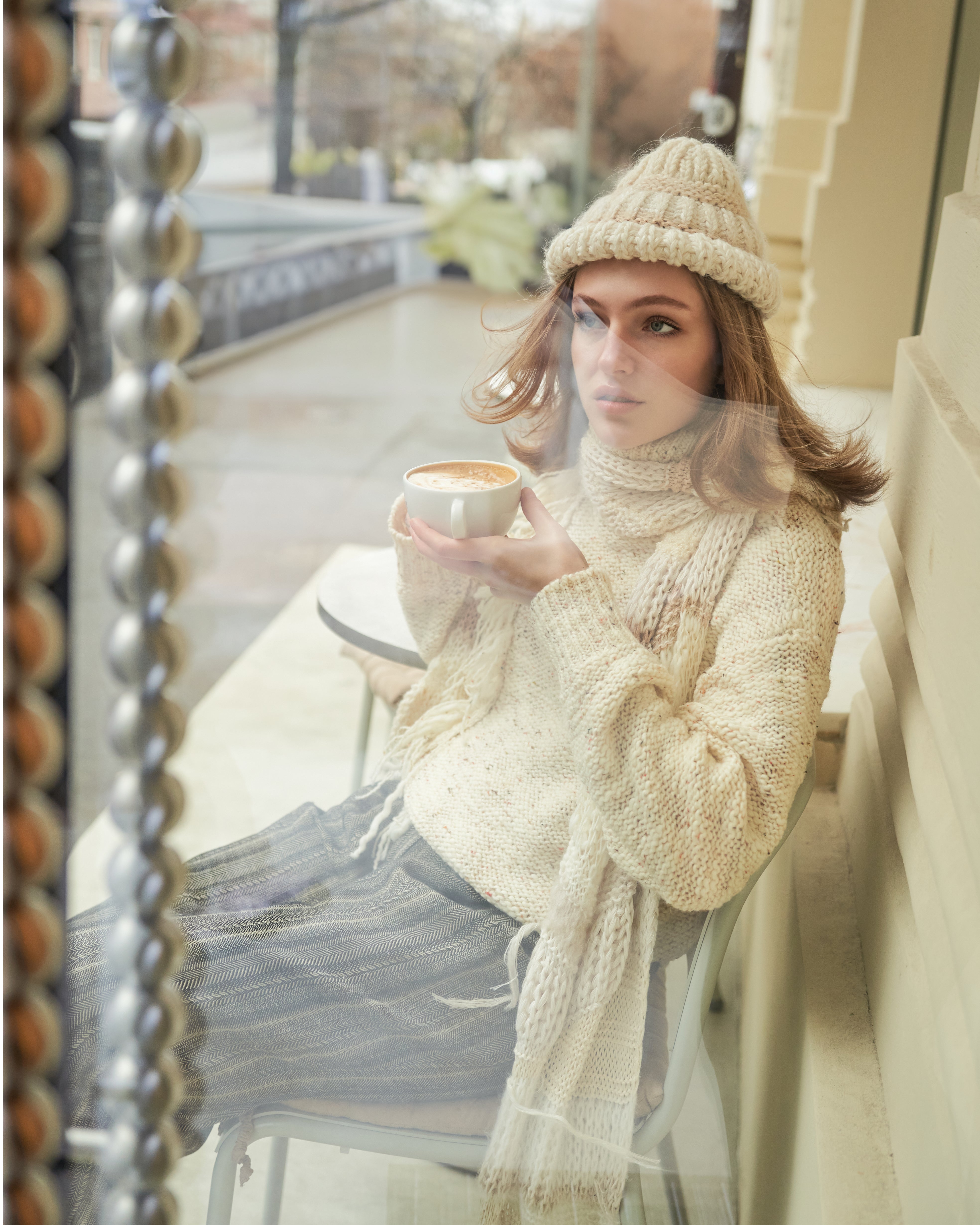 В’язаний вовняний светр з вишивкою