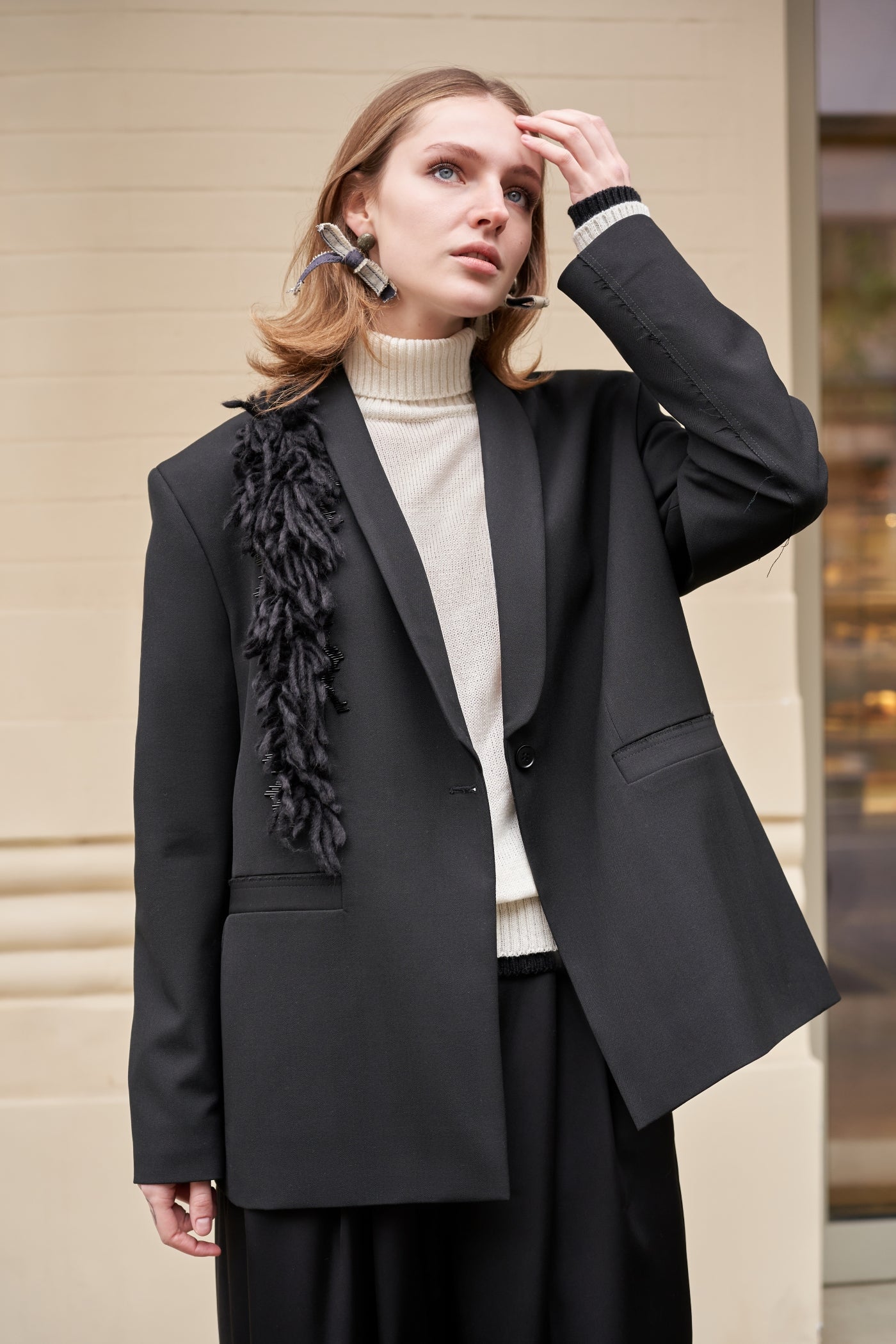 Жакет чорний з вишивкою