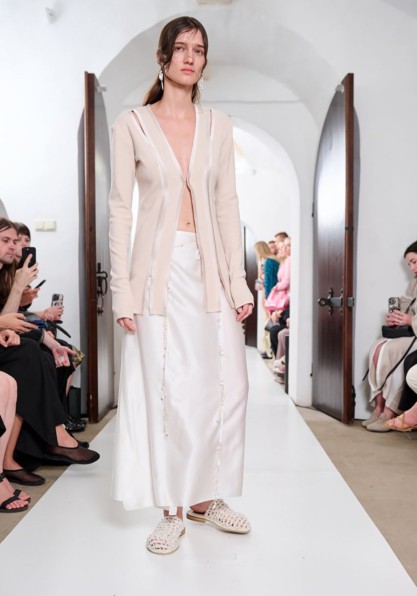 Кардиган бежевий з розрізами та шовковою обробкою