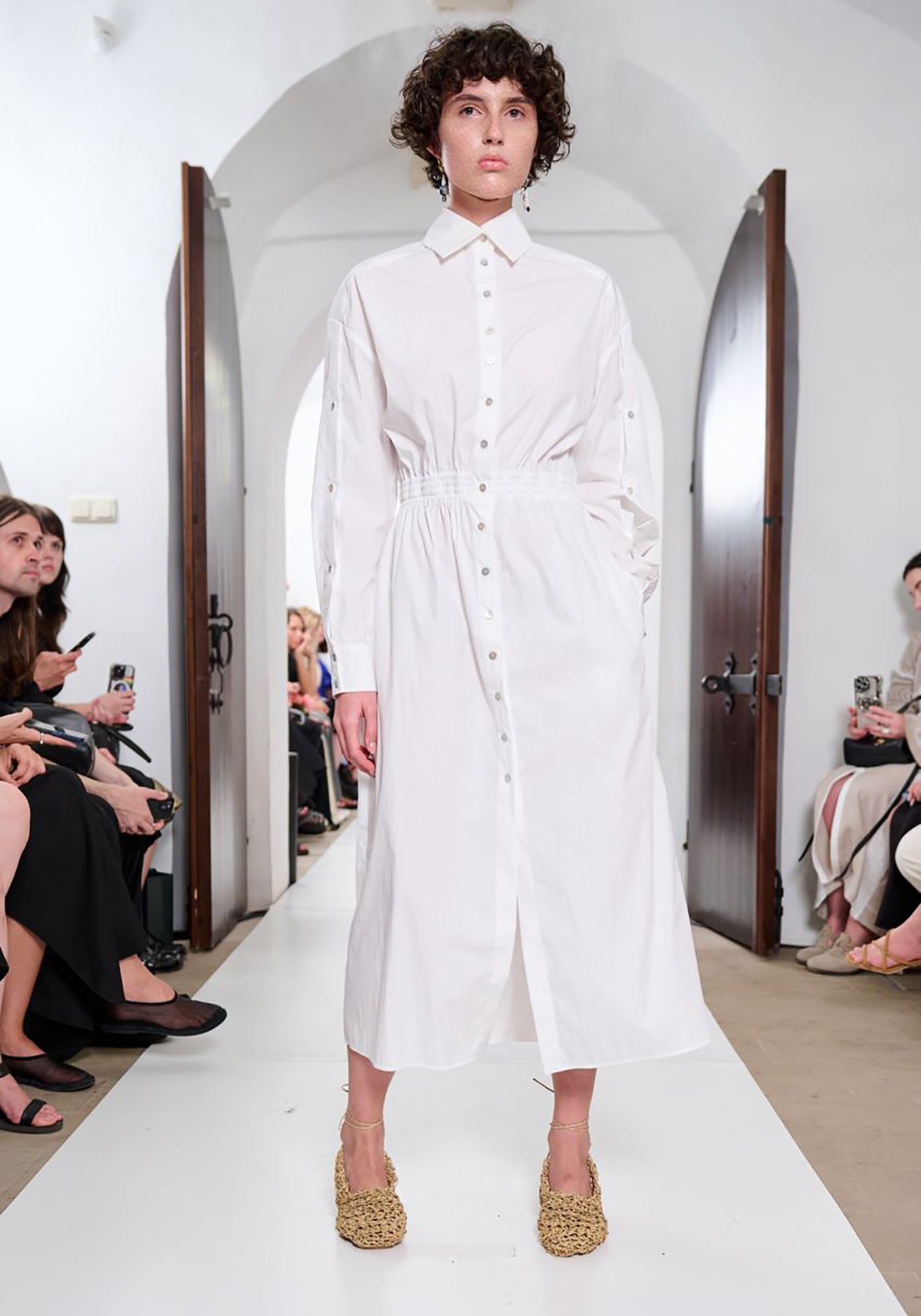 Біла сукня-сорочка