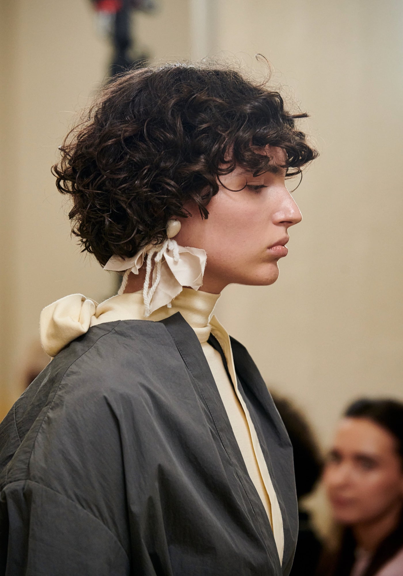 Сережки бежеві з камінням яшма