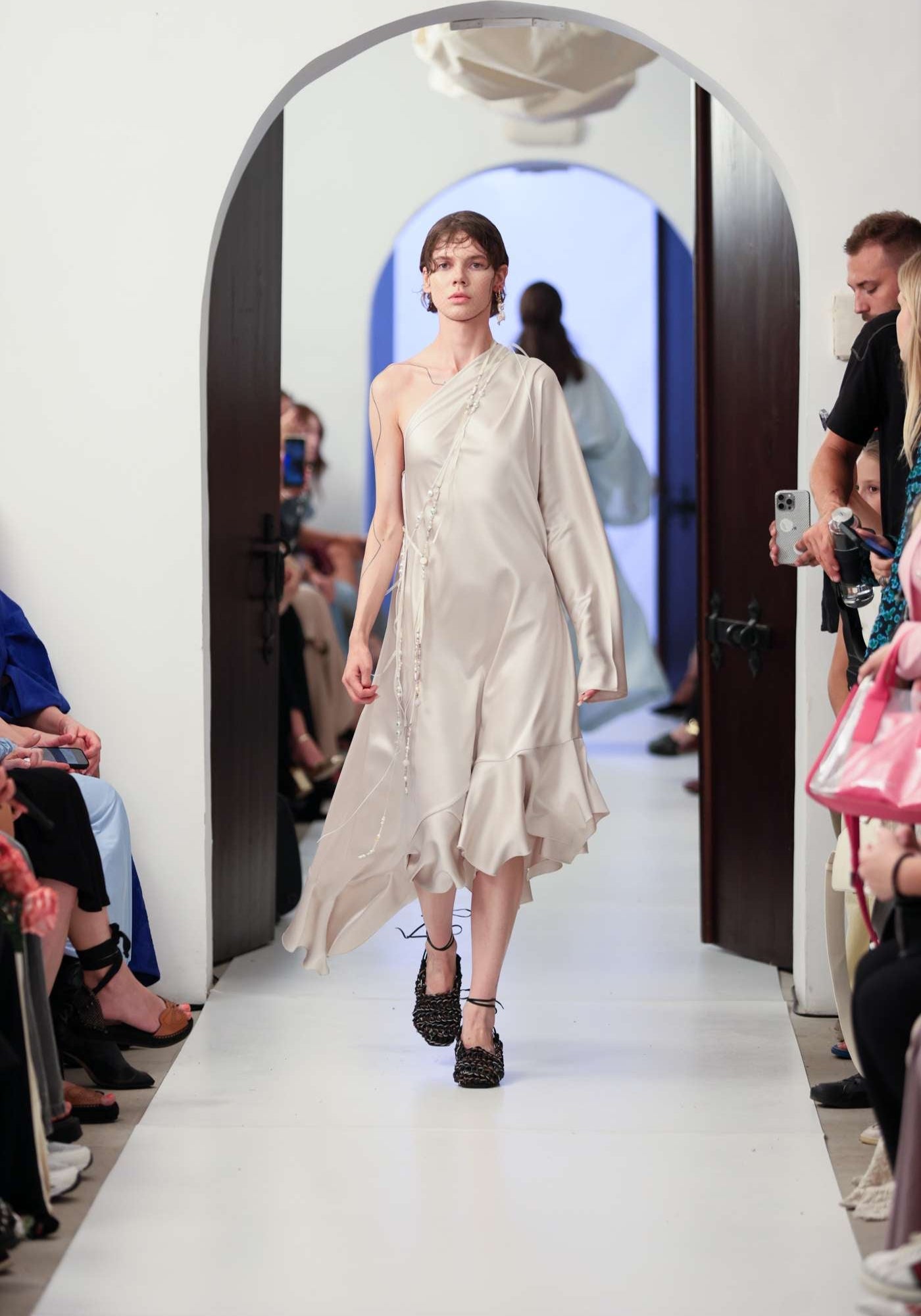 Ассиметрична бежева сукня з рюшами