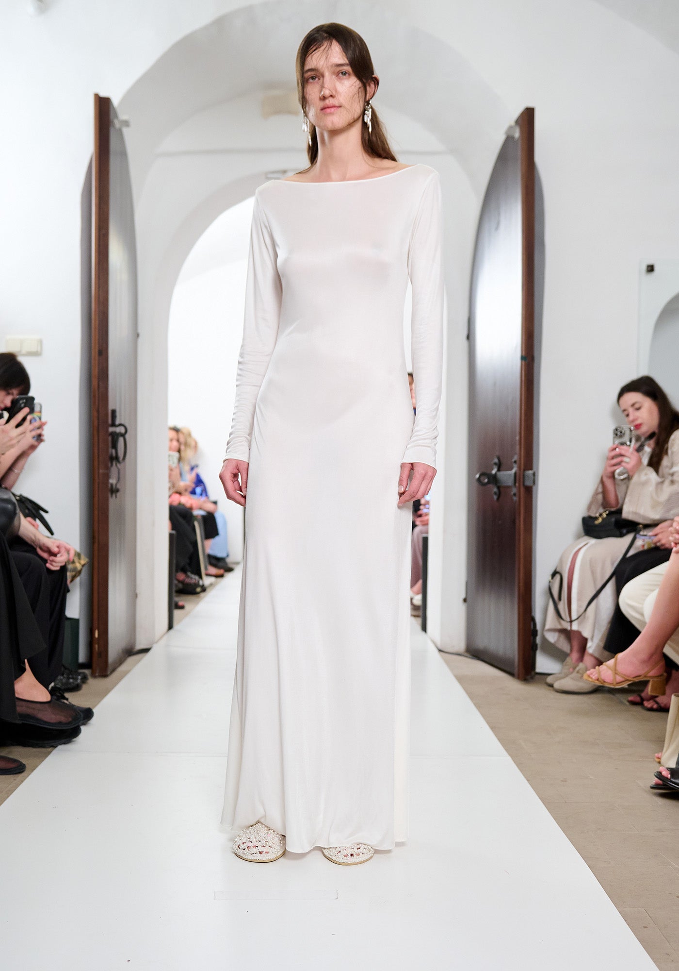 Біла сукня з оголеною спиною