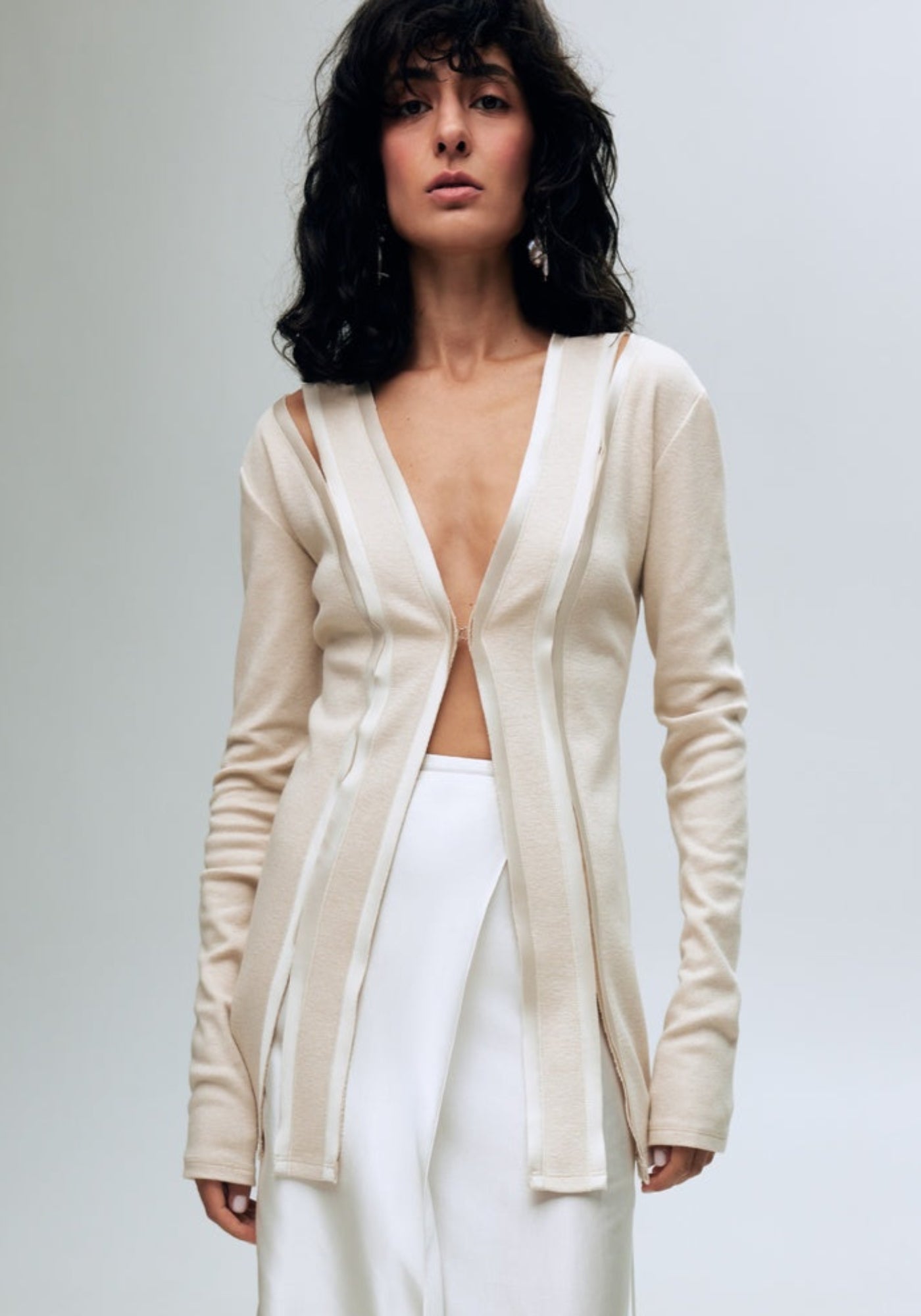 Кардиган бежевий з розрізами та шовковою обробкою