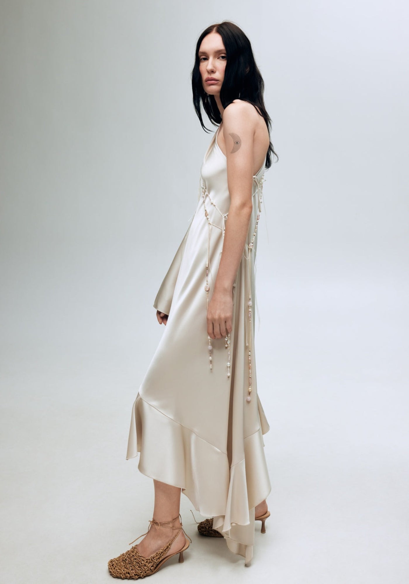 Ассиметрична бежева сукня з рюшами