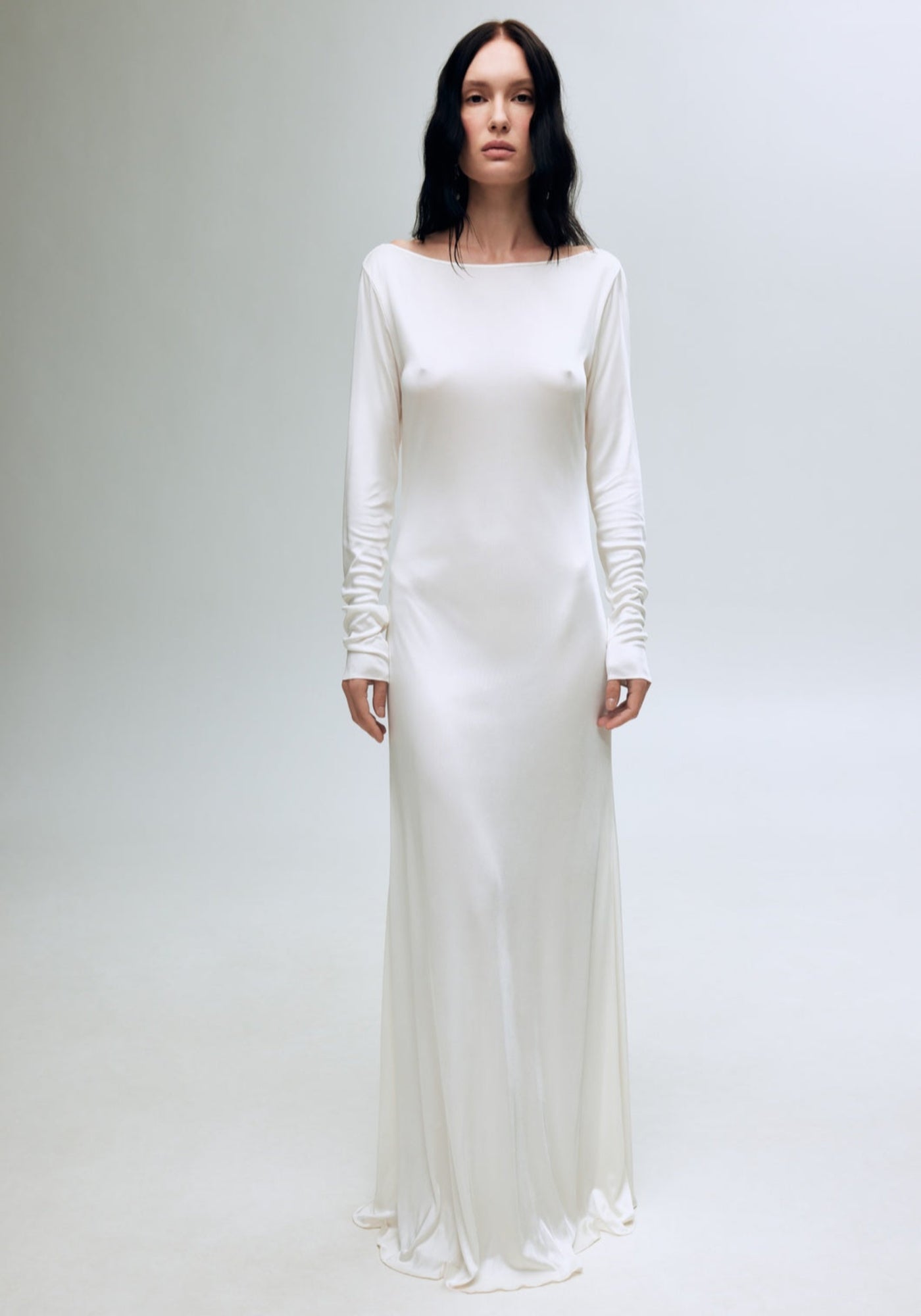 Біла сукня з оголеною спиною