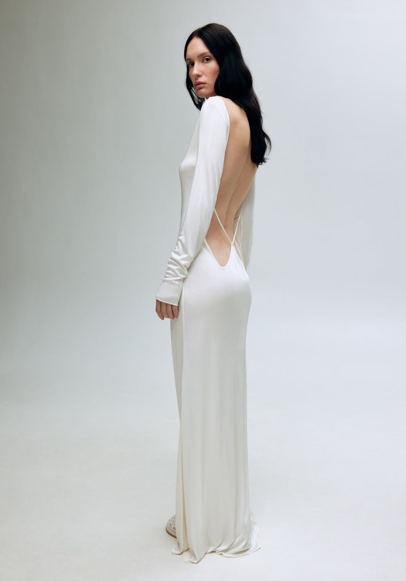 Біла сукня з оголеною спиною