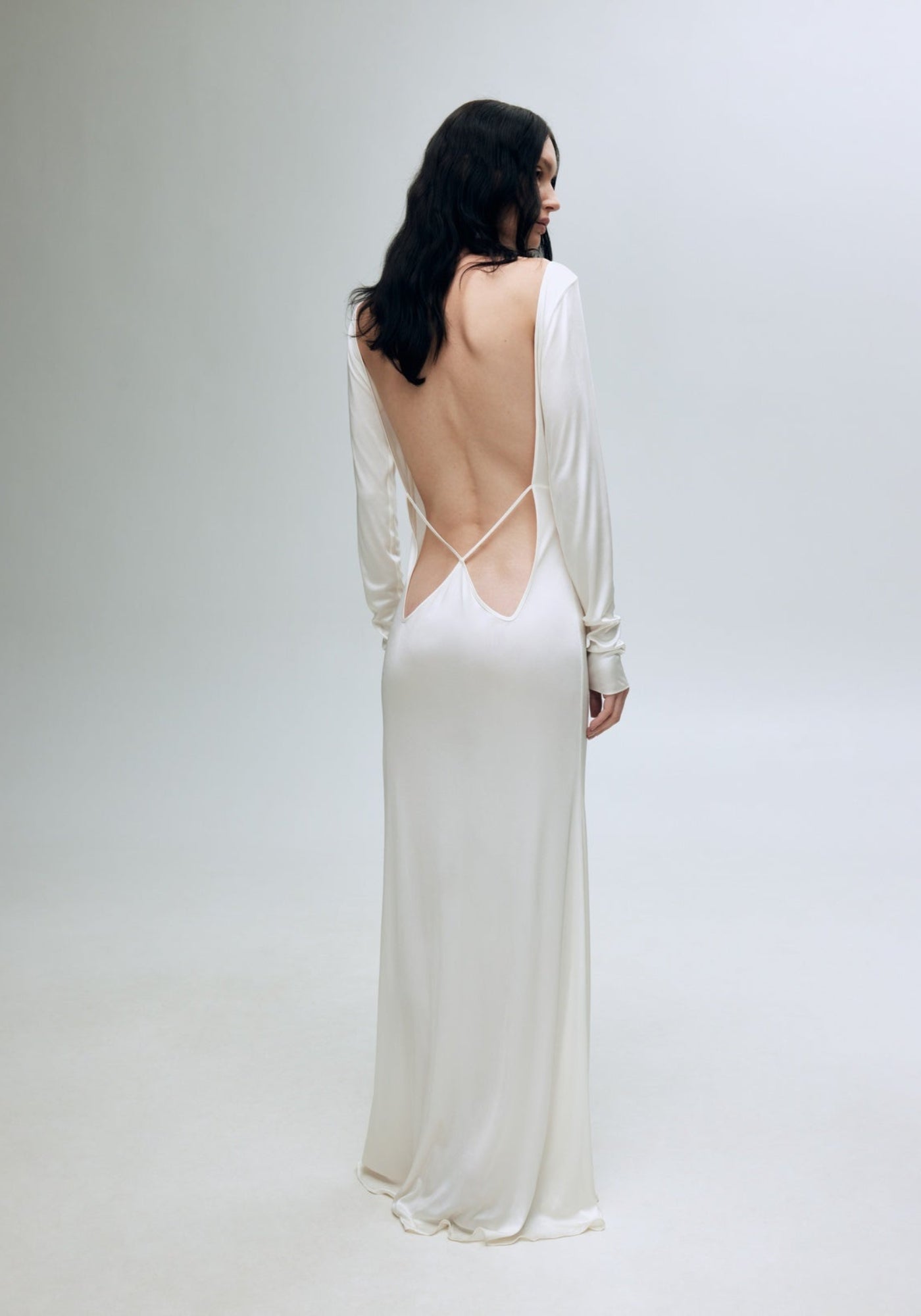 Біла сукня з оголеною спиною