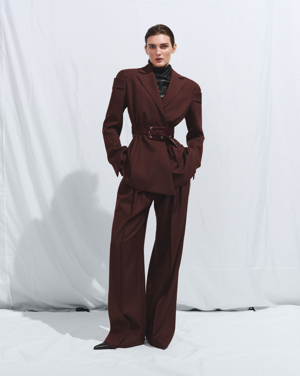 Широкі брюки кольору mahogany зі складками
