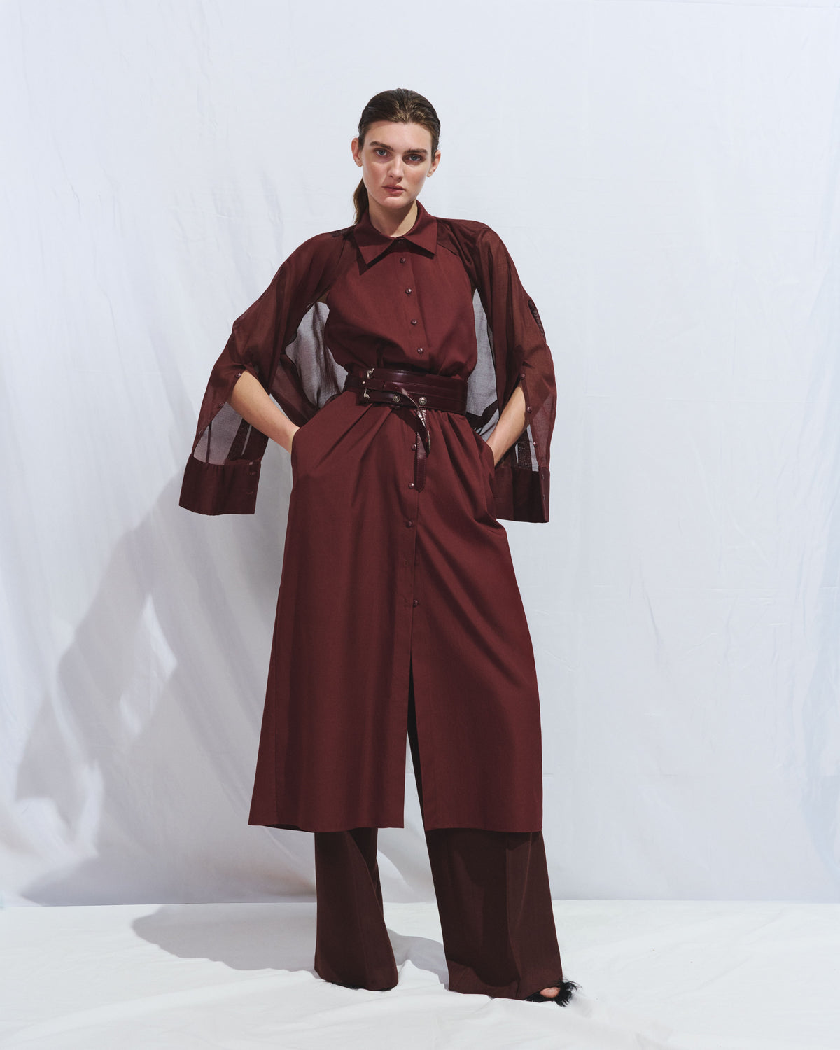 Сукня кольору barn red із прозорою накидкою