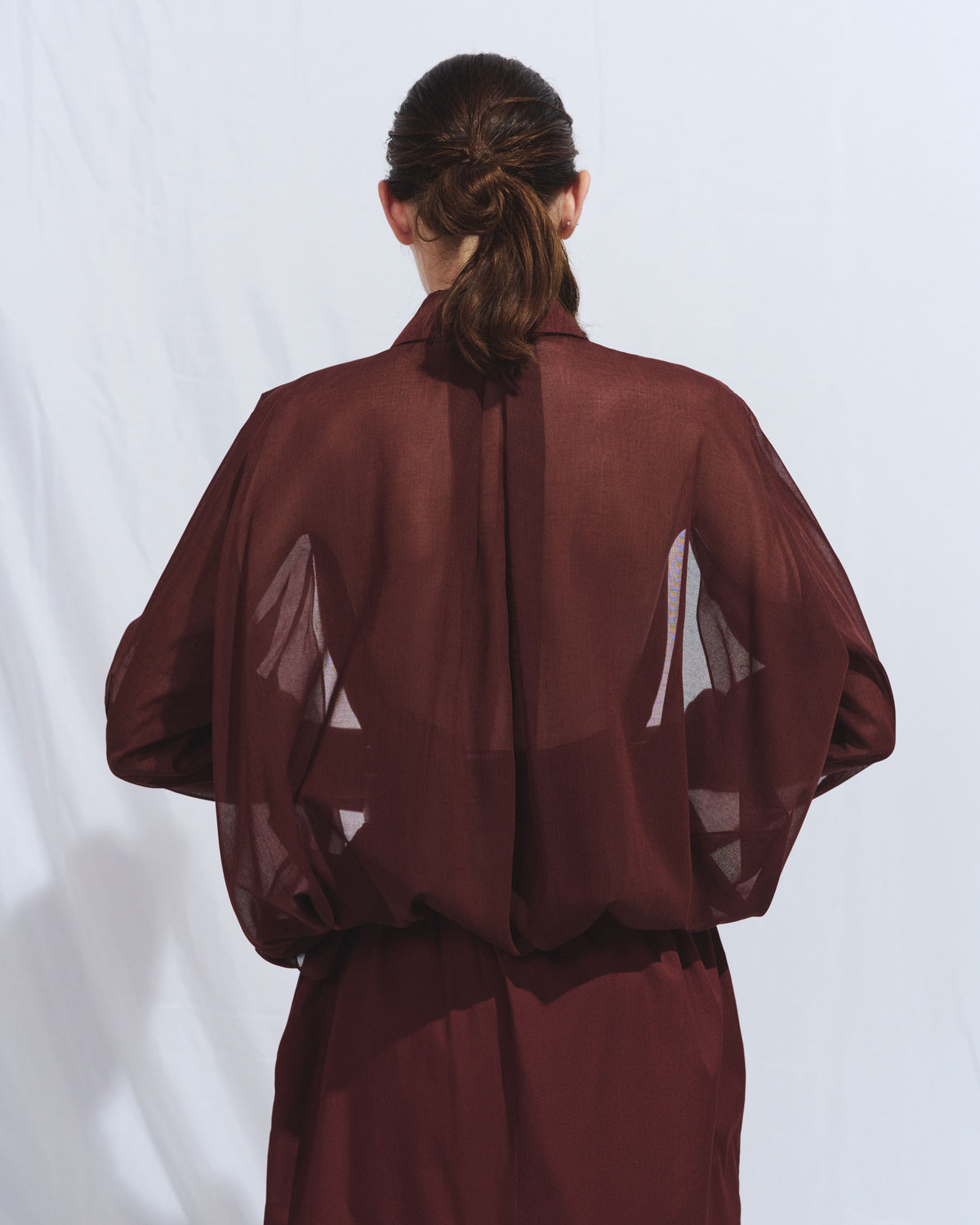 Сукня кольору barn red із прозорою накидкою