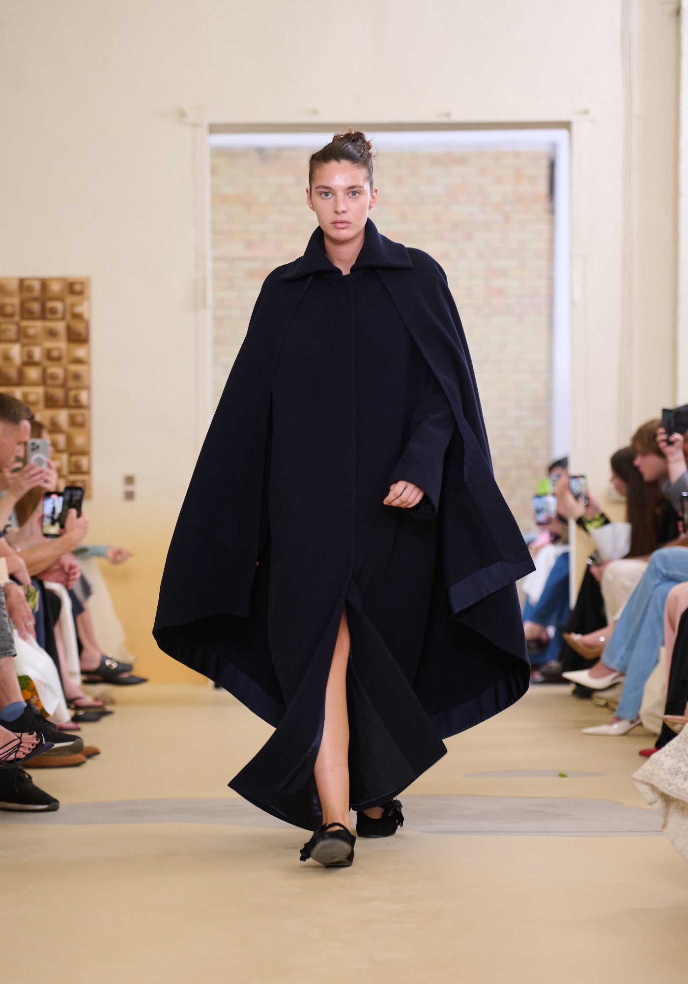 Темно синє вовняне пальто з накидкою