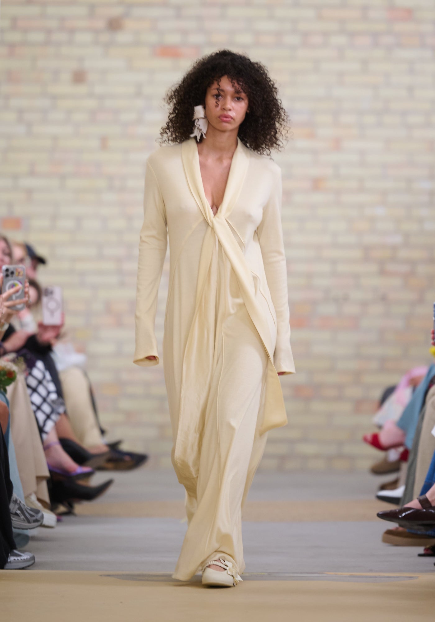 Ванільна трикотажна сукня з шовком