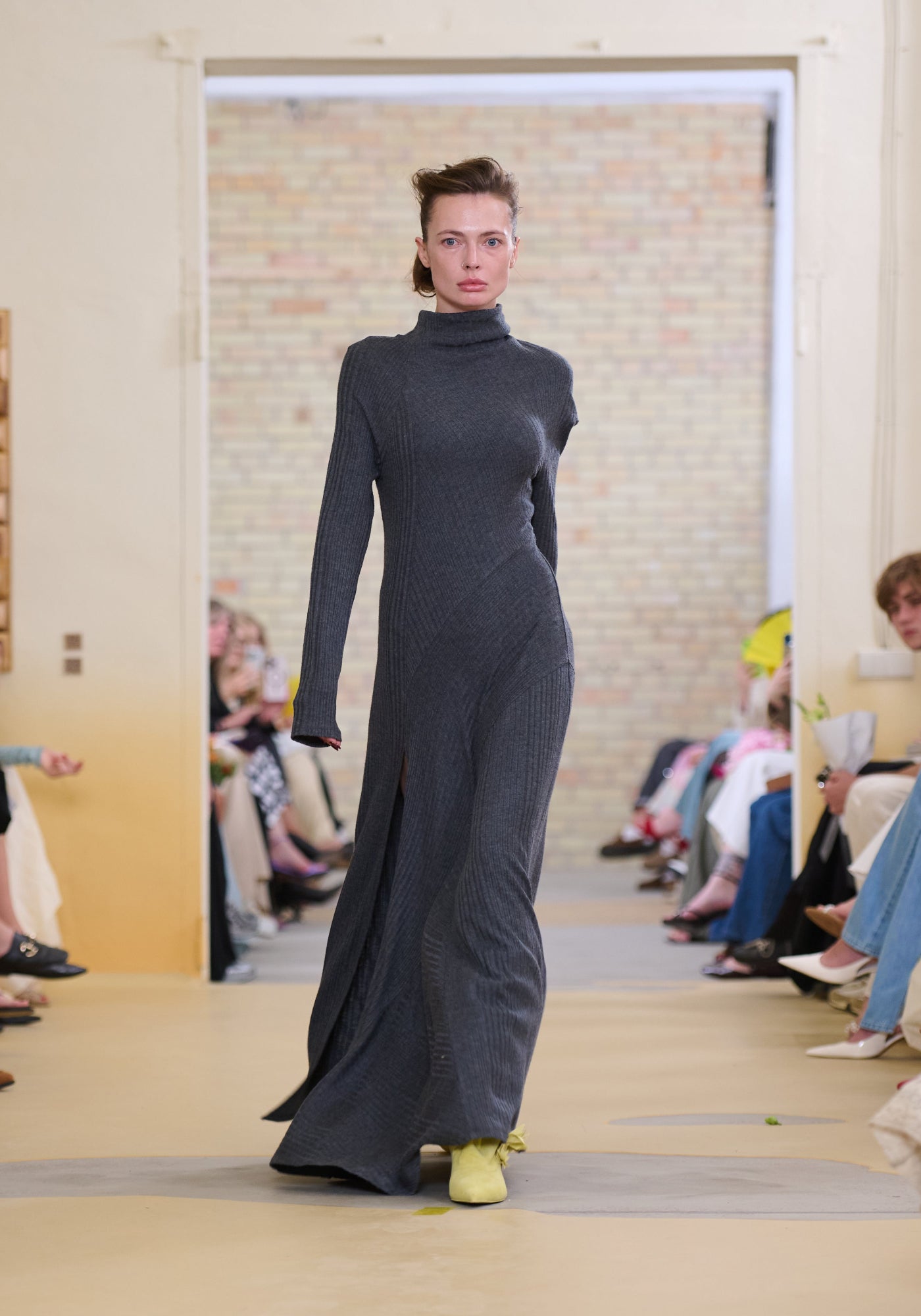 Сіра асиметрична трикотажна сукня