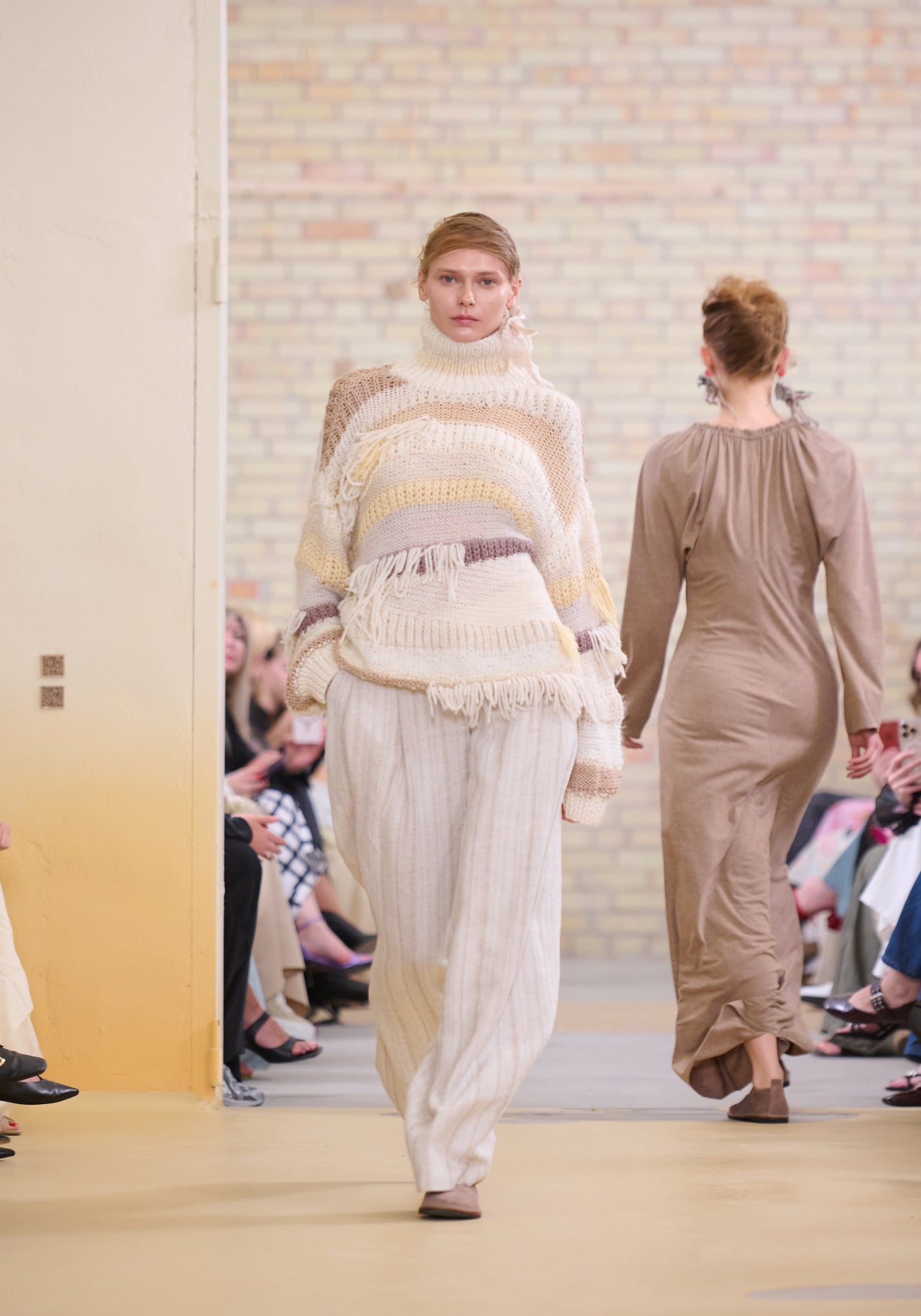 Светр ручної роботи кремовий