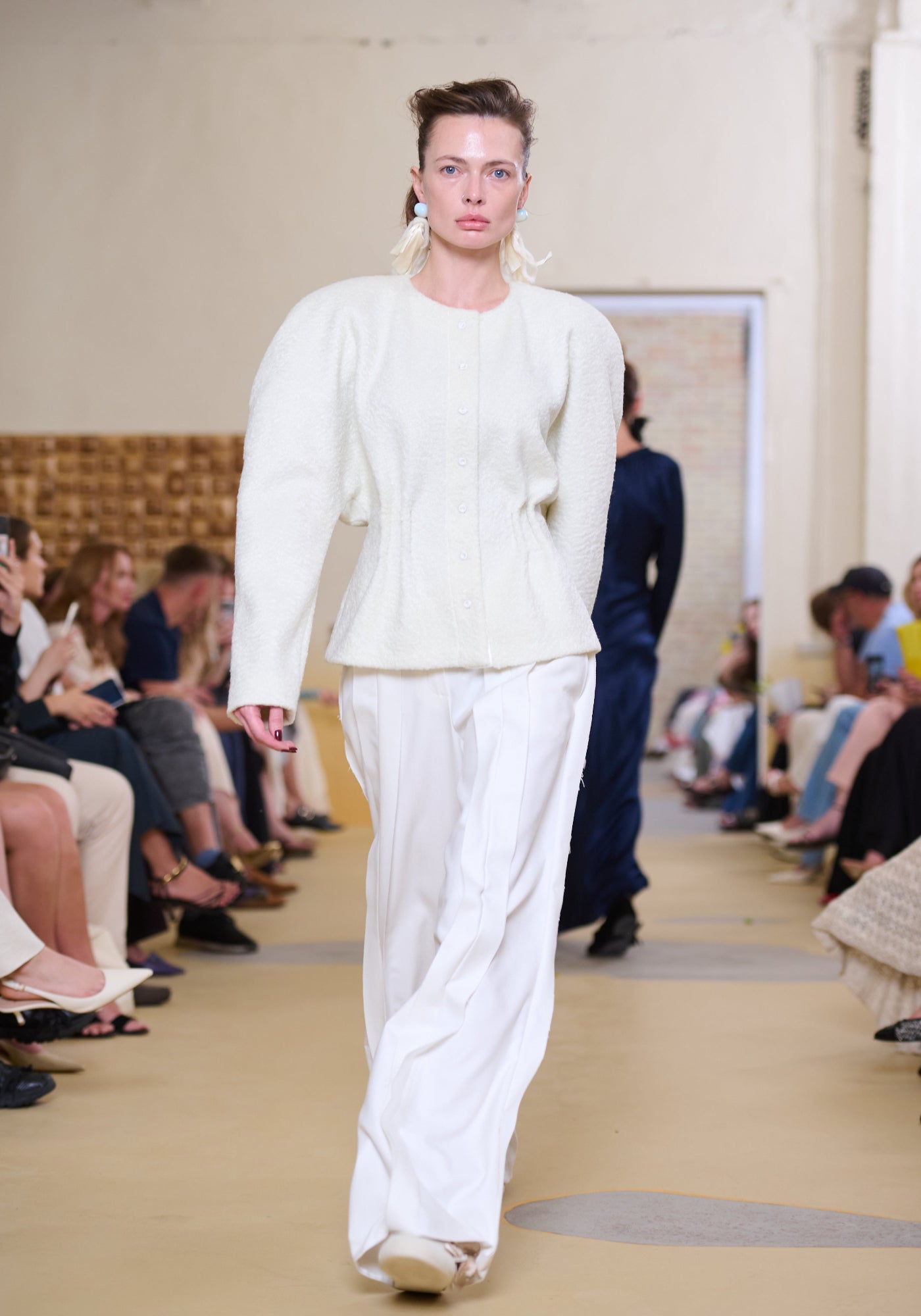 Білі брюки із необробленими зрізами