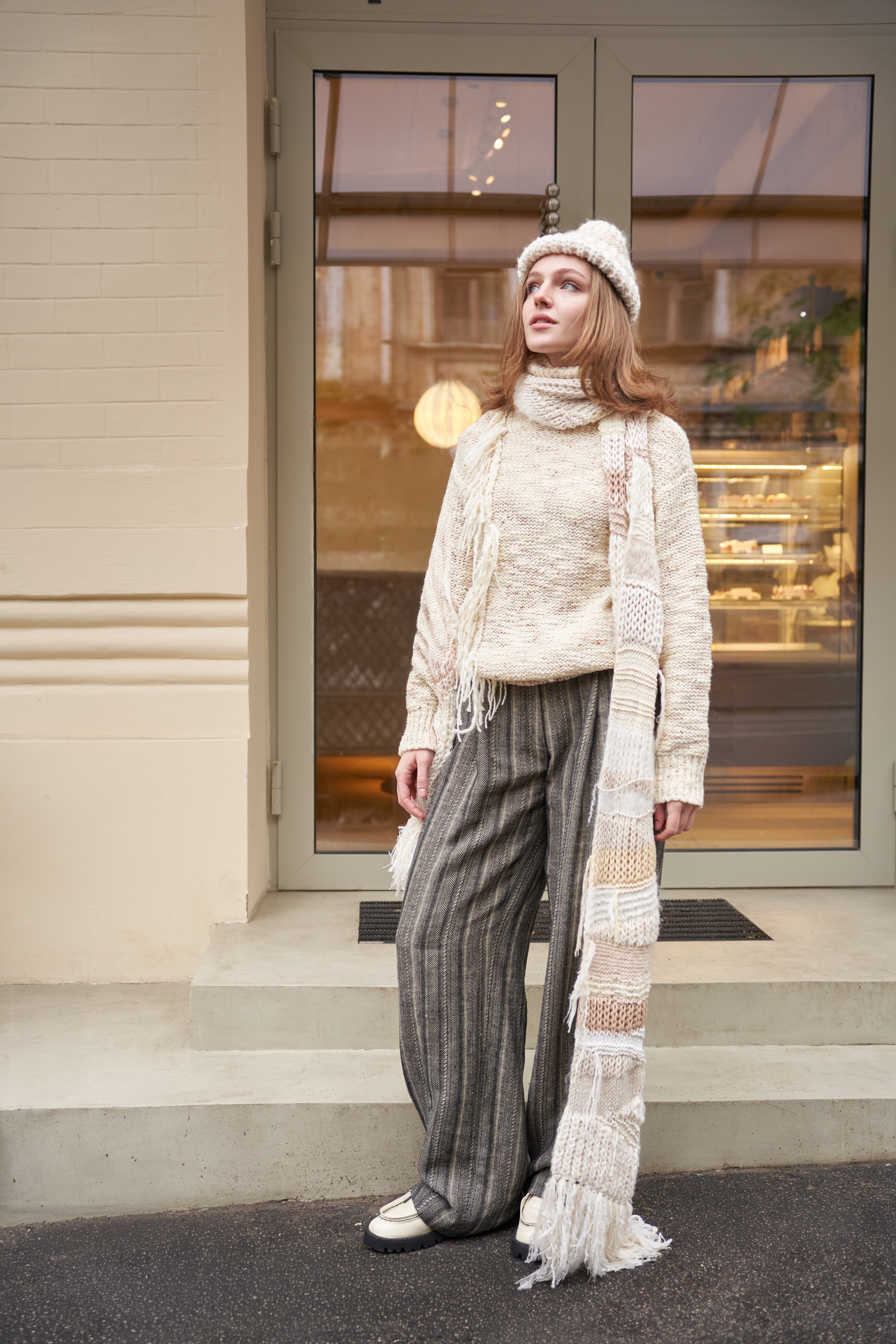 В’язаний вовняний светр з вишивкою