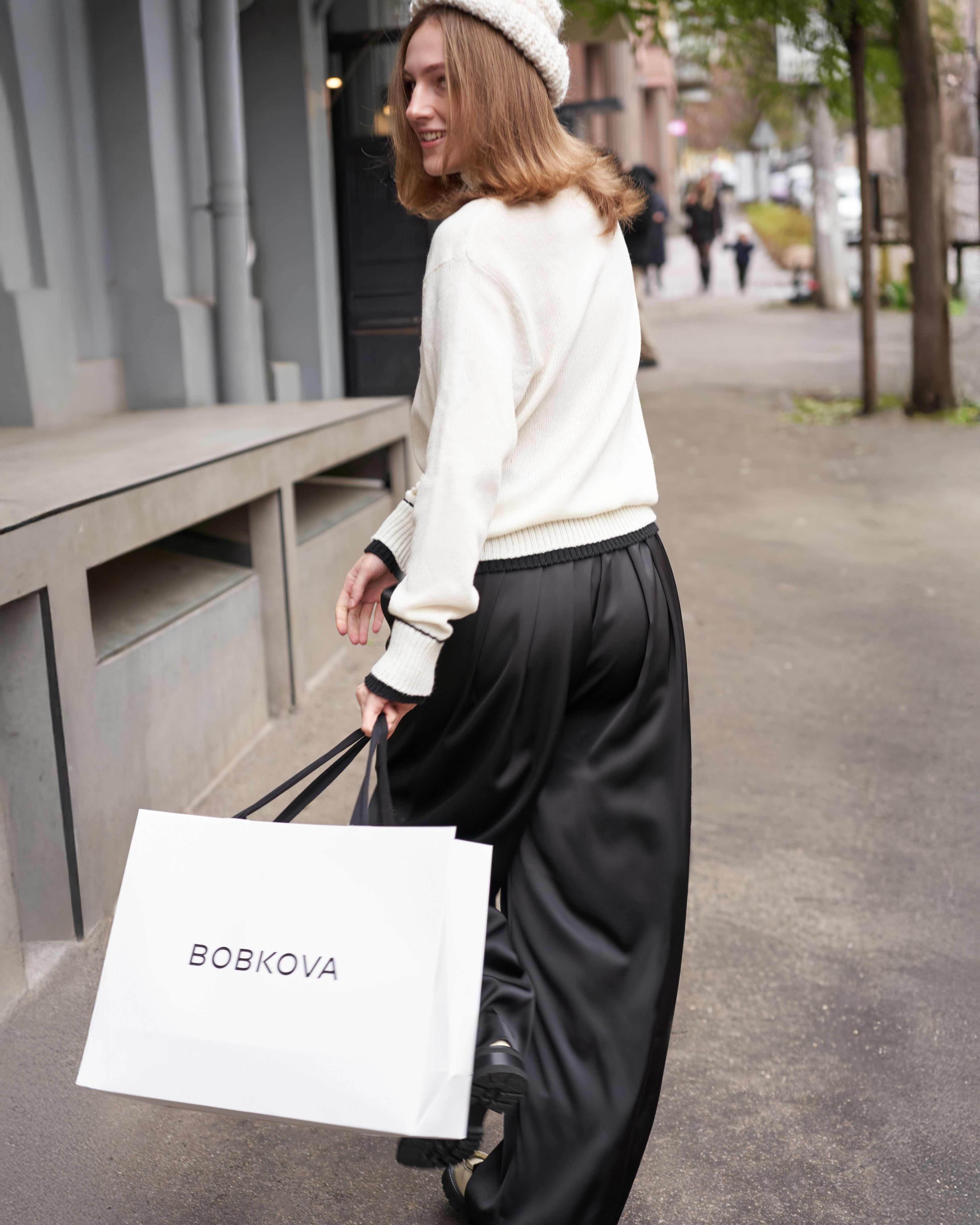 В’язаний вовняний молочний светр