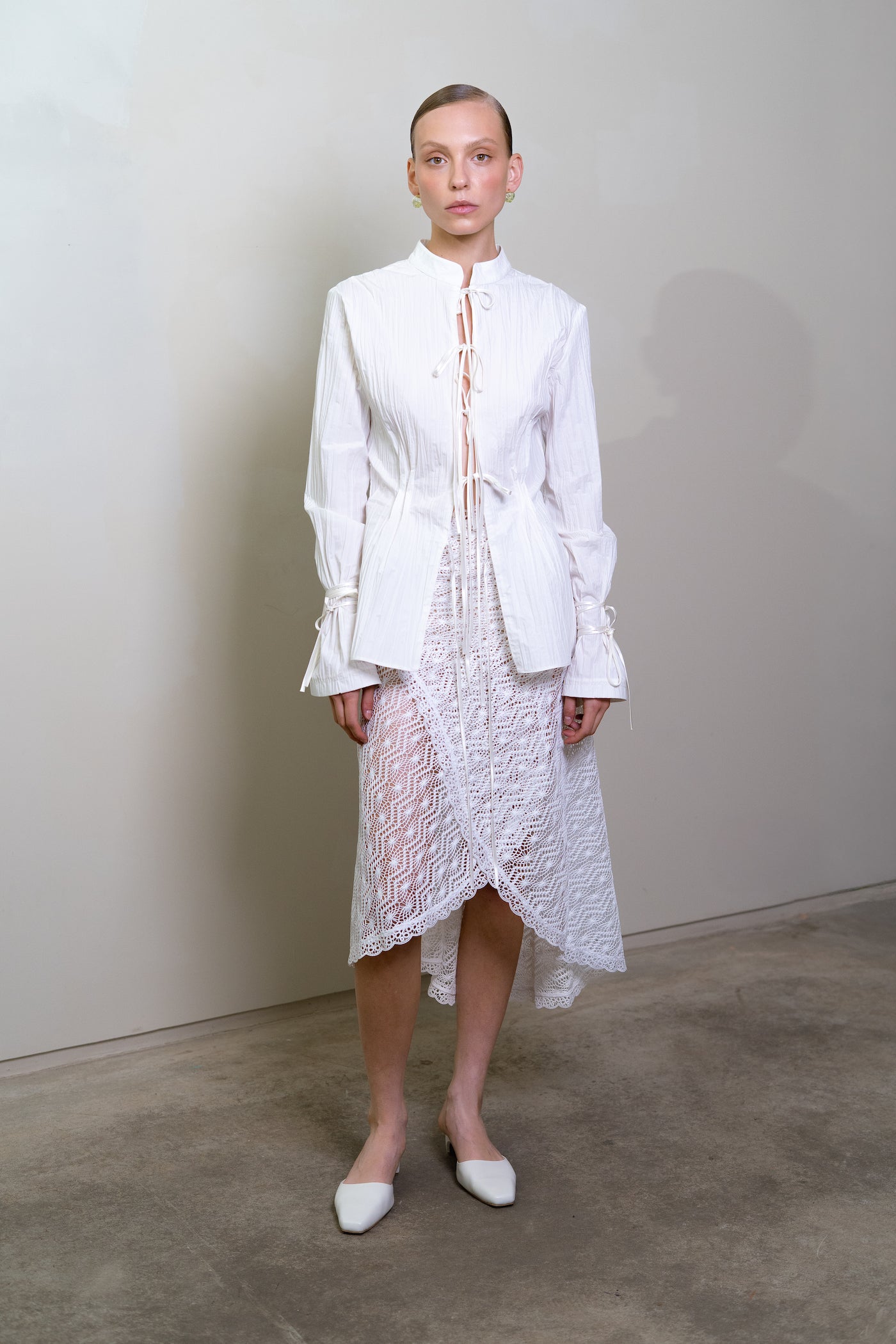 Біла креш-блуза